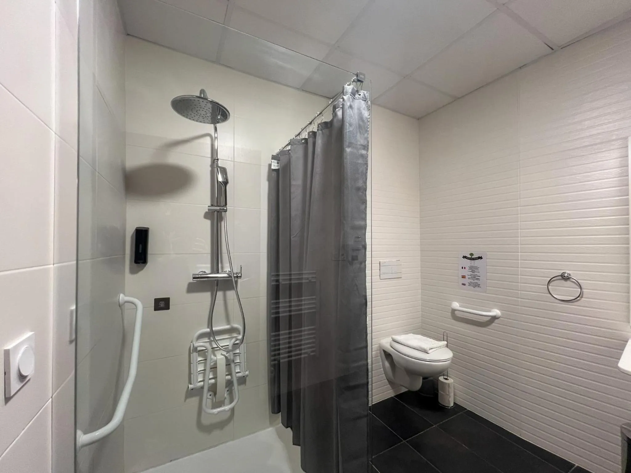 Shower in SQUARE HOTEL