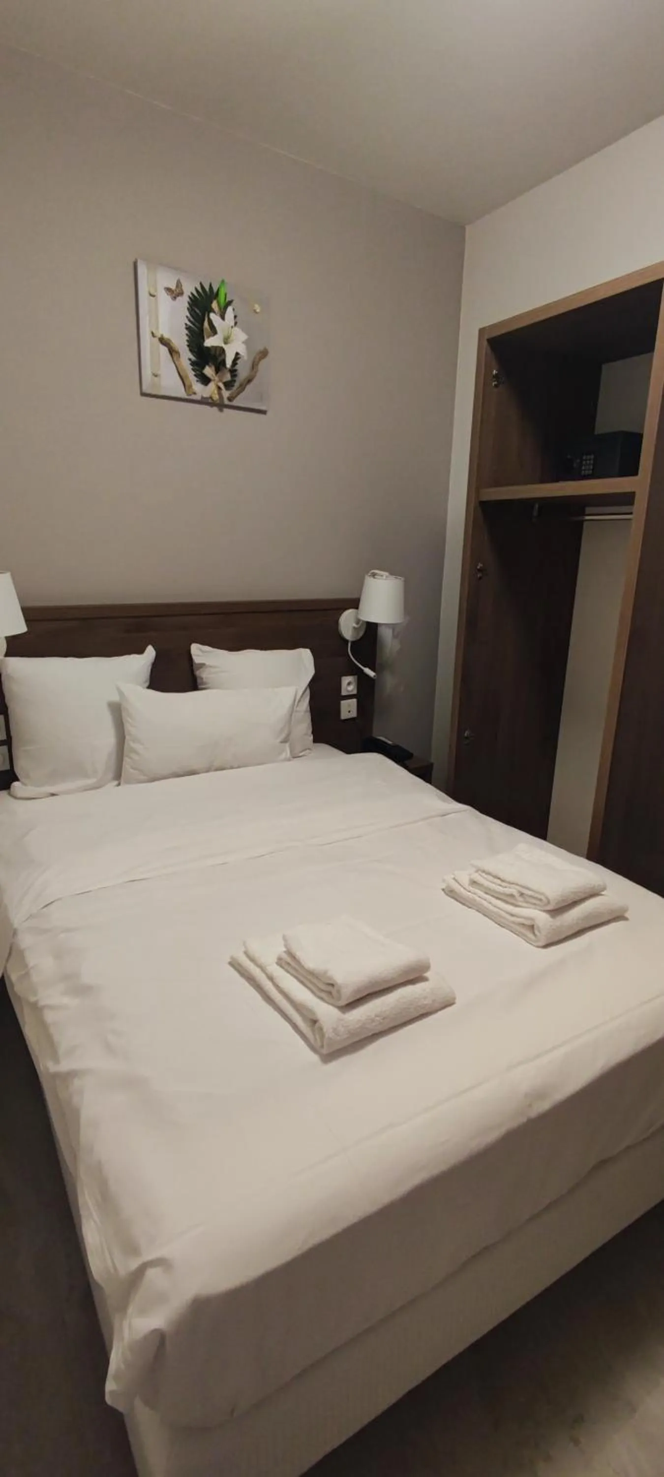 Photo of the whole room, Bed in SQUARE HOTEL