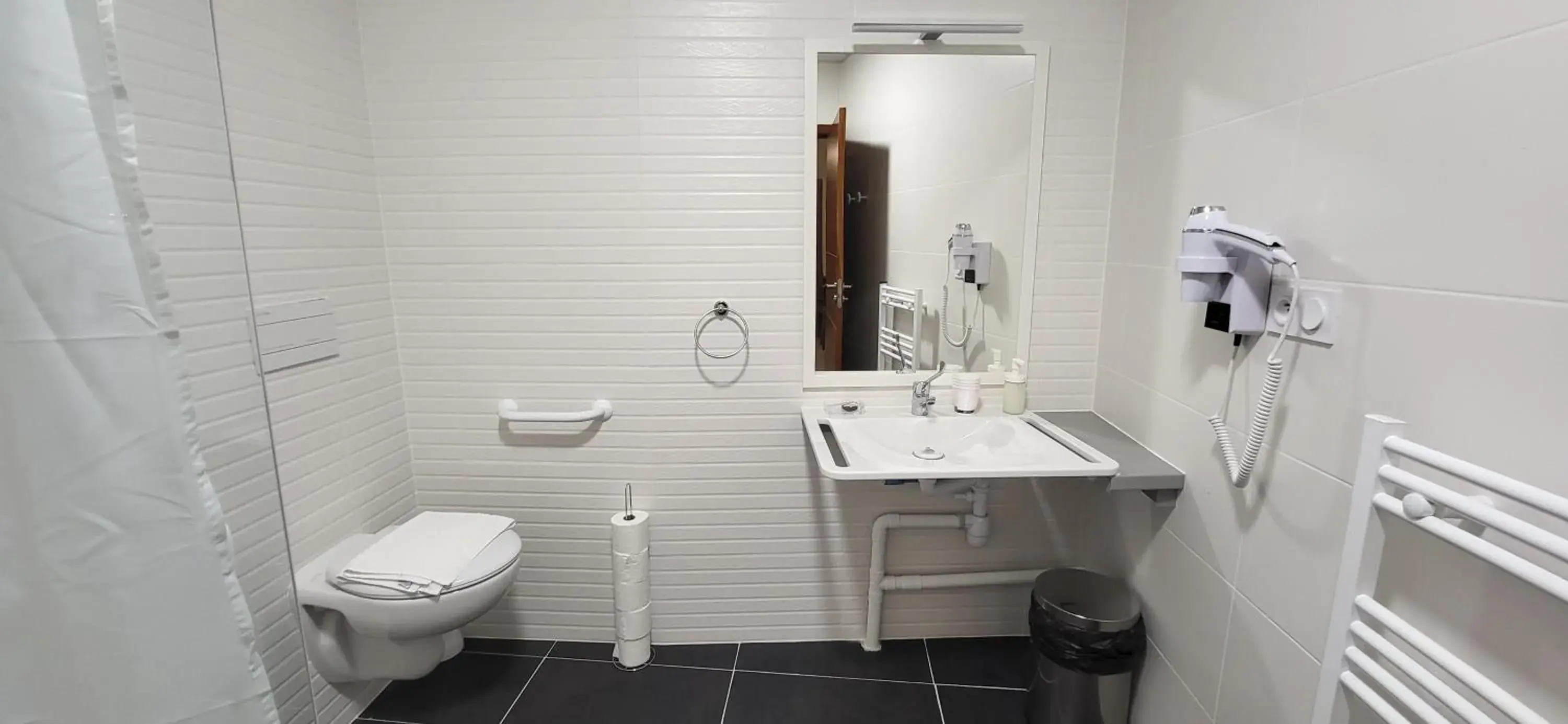 Quadruple Room - Disability Access in SQUARE HOTEL Quadruple Room - Disability Access in SQUARE HOTEL