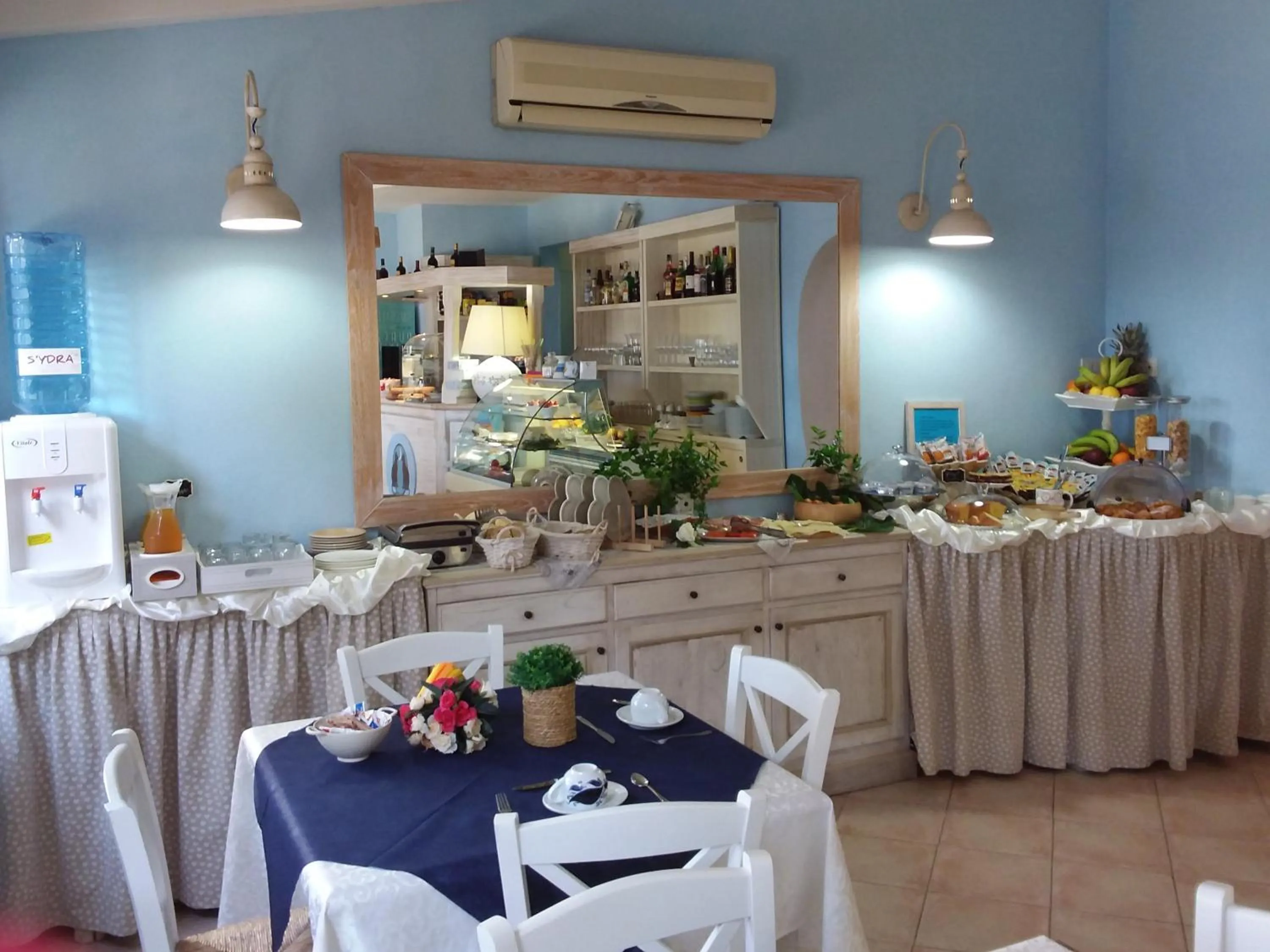 Restaurant/places to eat in Hotel Tabby