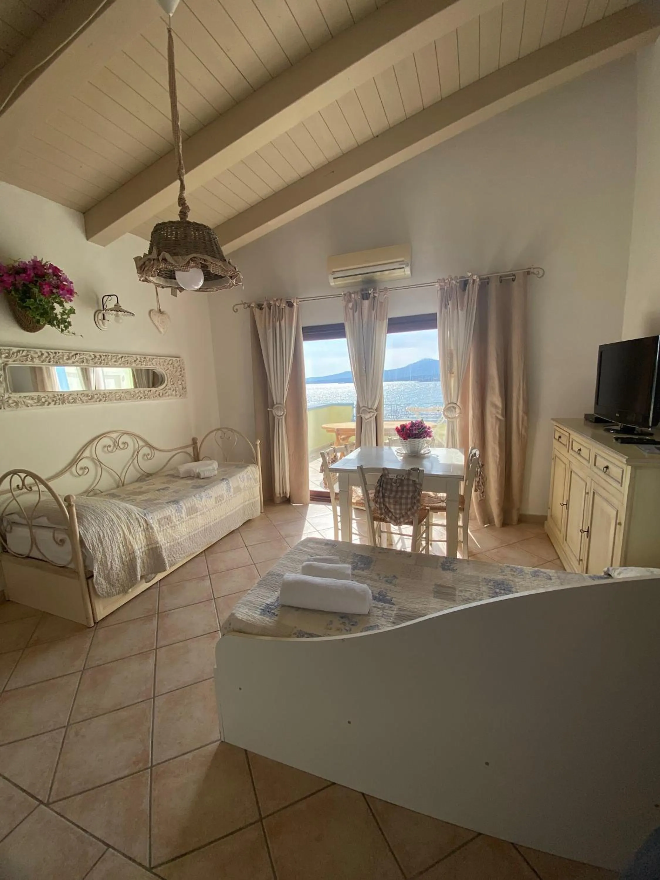 View (from property/room), Bed in Hotel Tabby