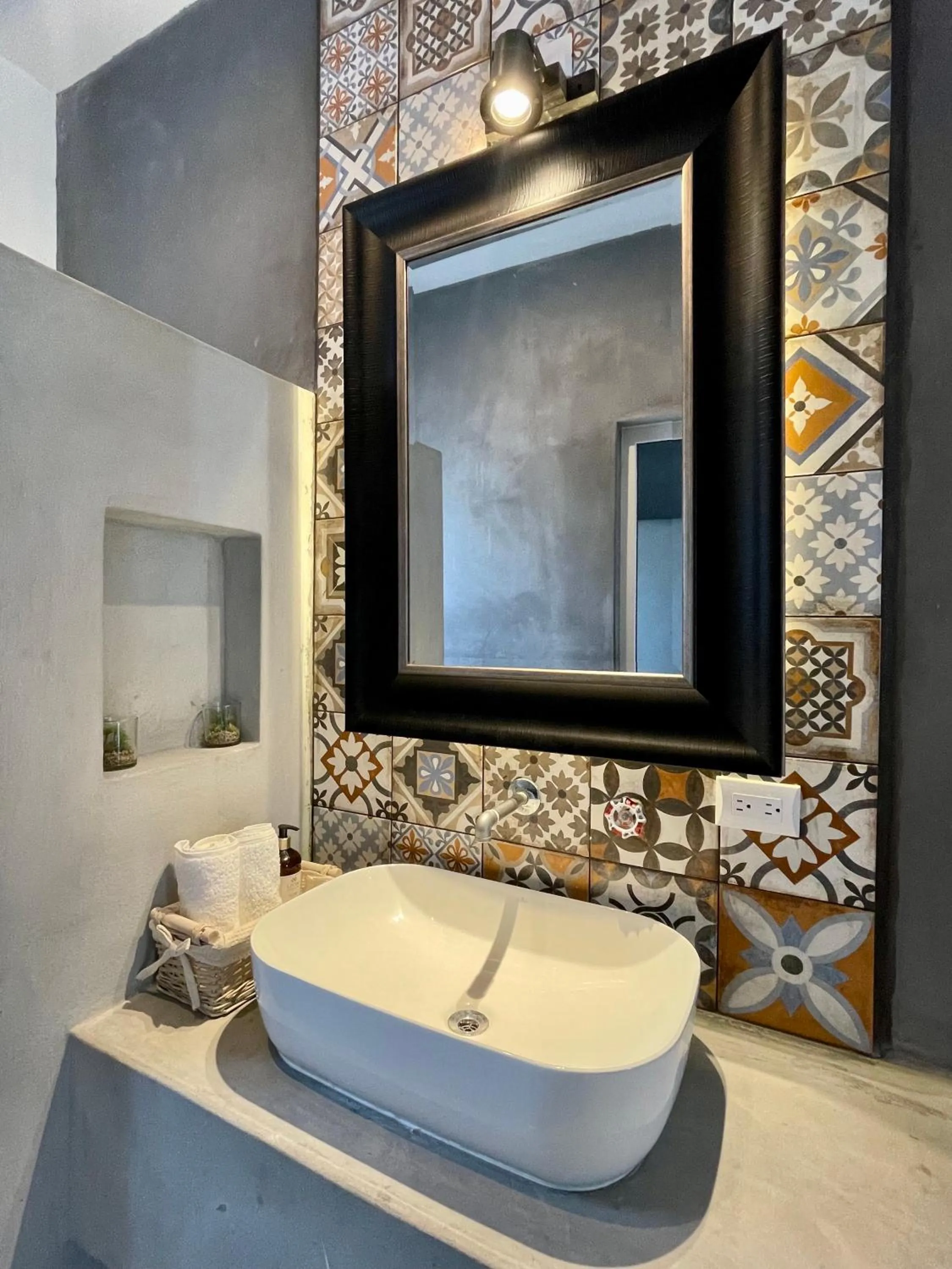 Bathroom in Johnnys Place Hotel