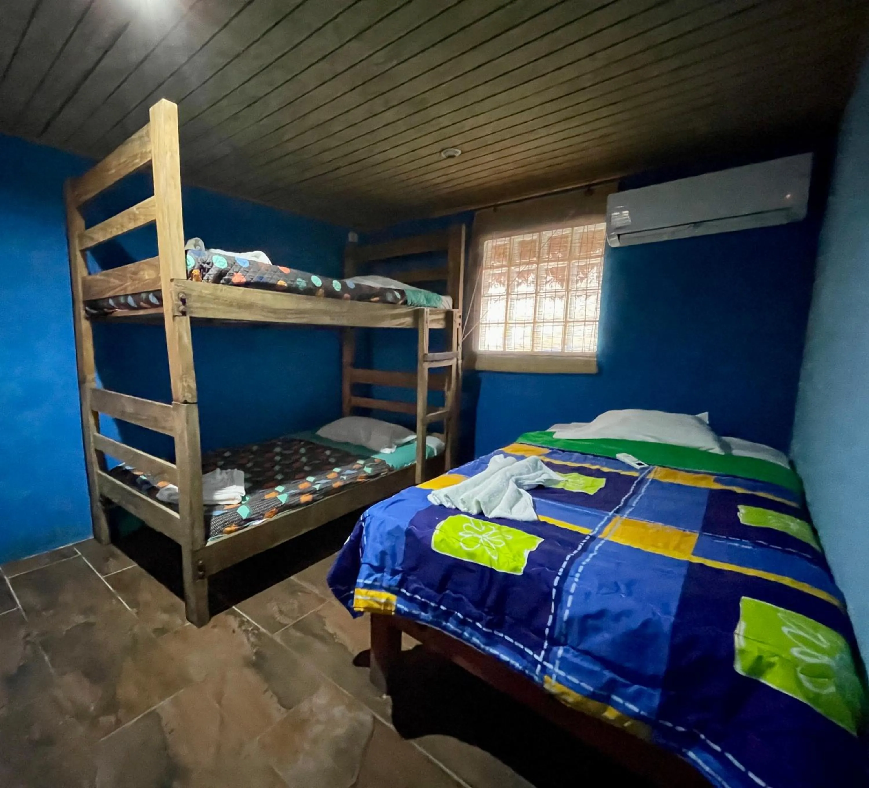 bunk bed, Bed in Johnnys Place Hotel