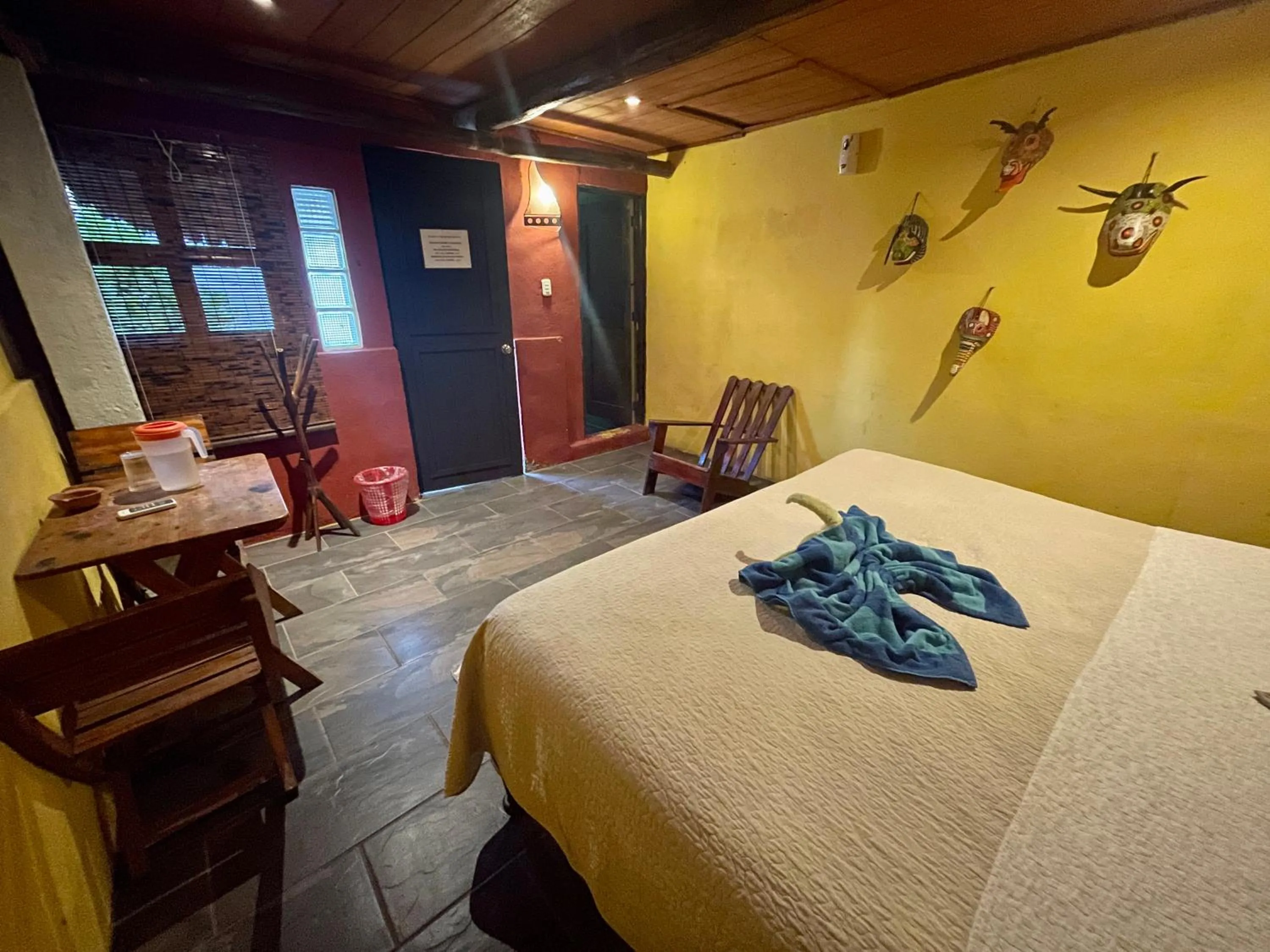 Photo of the whole room, Bed in Johnnys Place Hotel