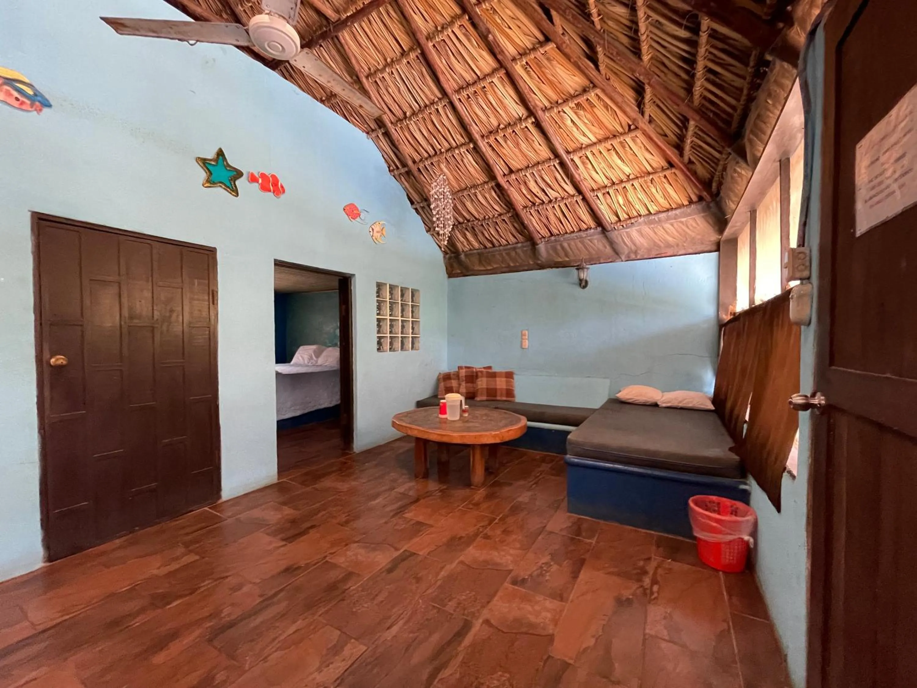 Living room, Bed in Johnnys Place Hotel