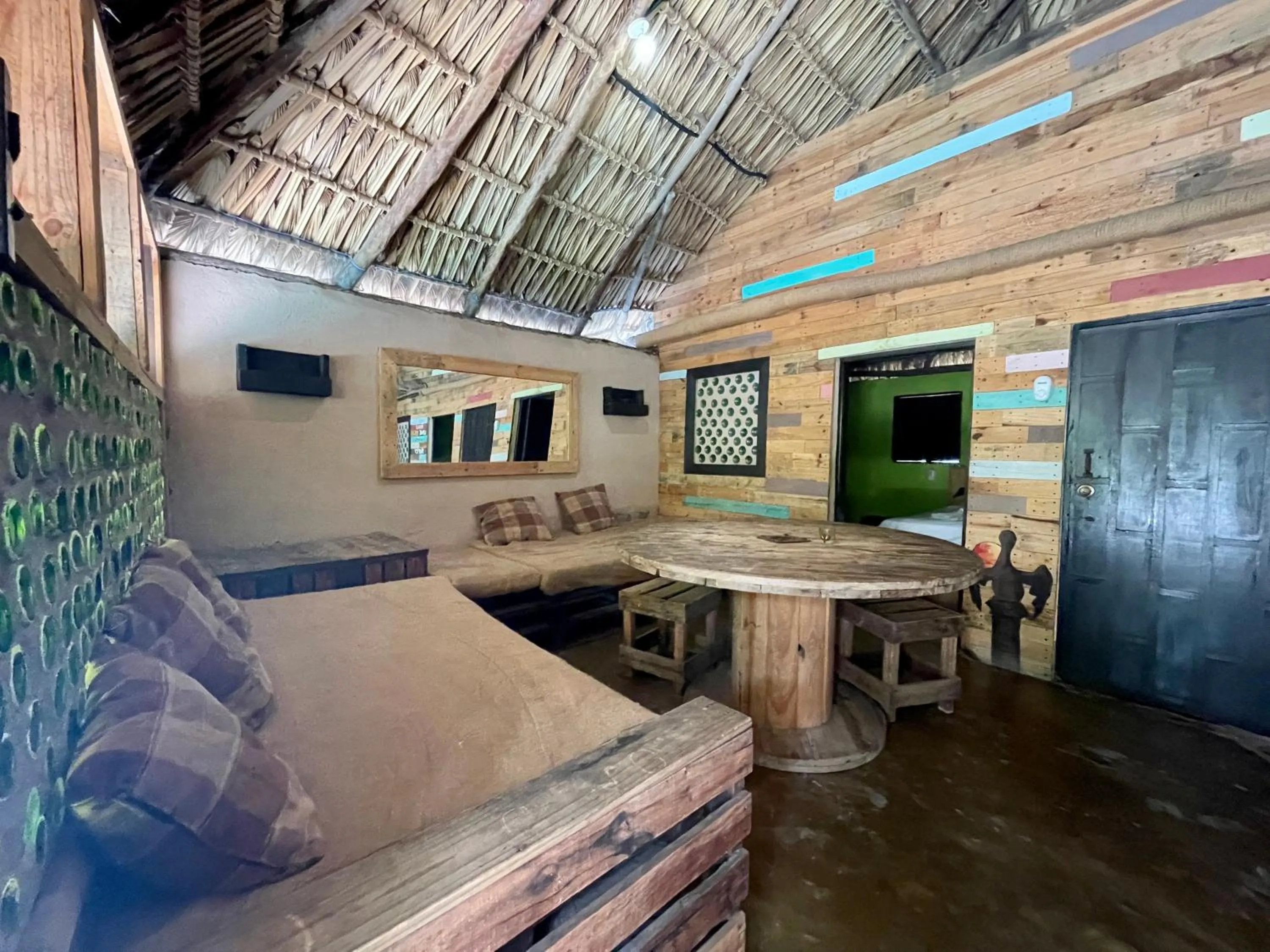 Living room in Johnnys Place Hotel