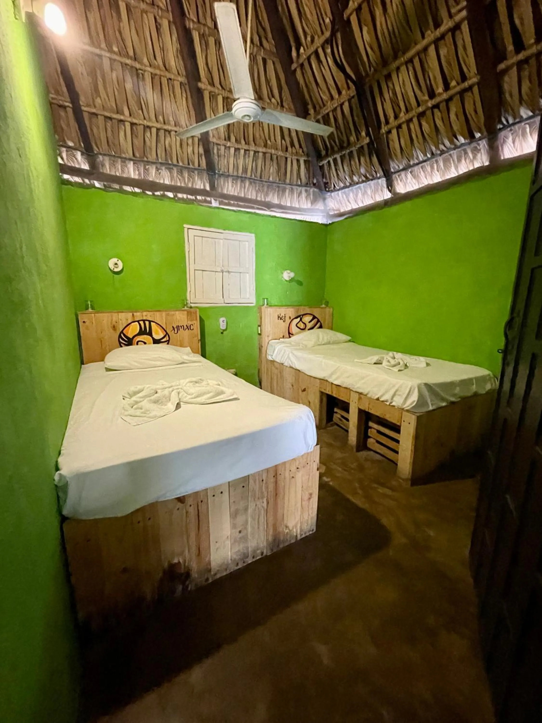 fireplace, Bed in Johnnys Place Hotel