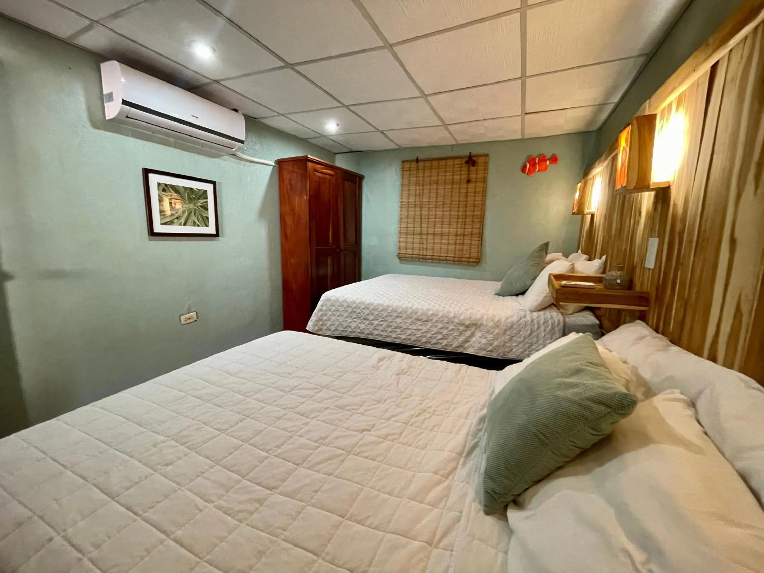 air conditioner, Bed in Johnnys Place Hotel