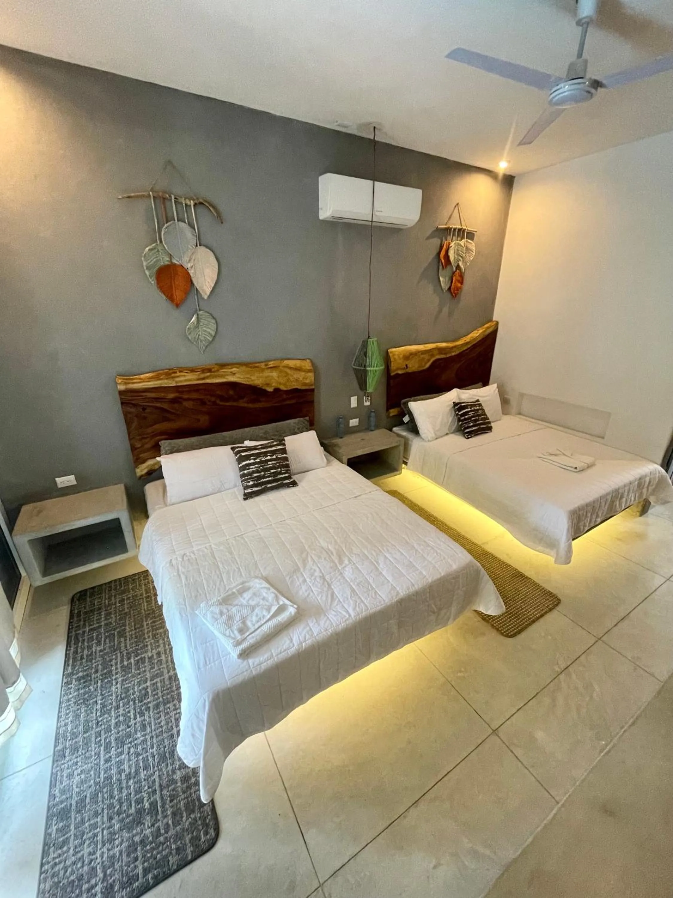 Photo of the whole room, Bed in Johnnys Place Hotel