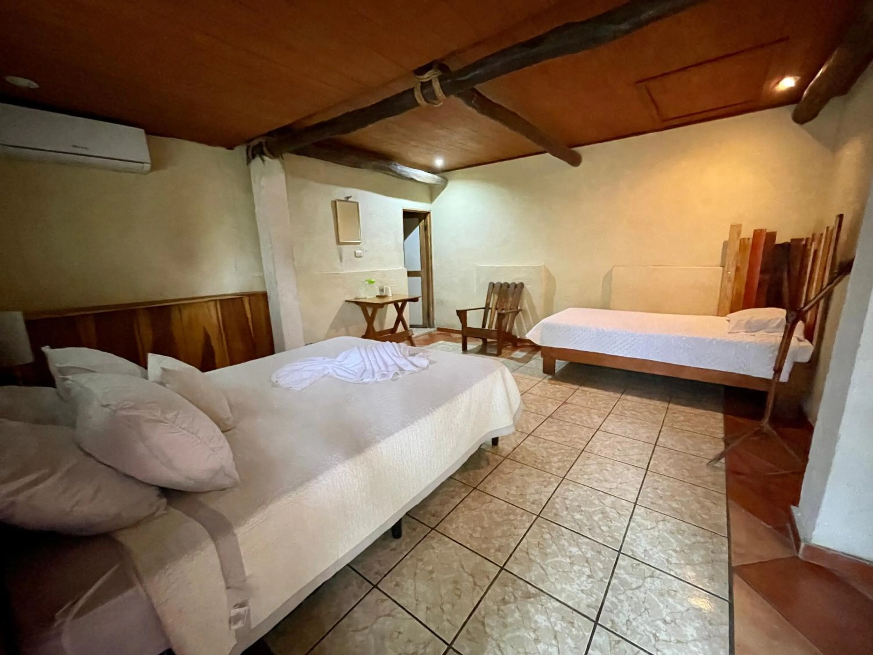 Photo of the whole room, Bed in Johnnys Place Hotel