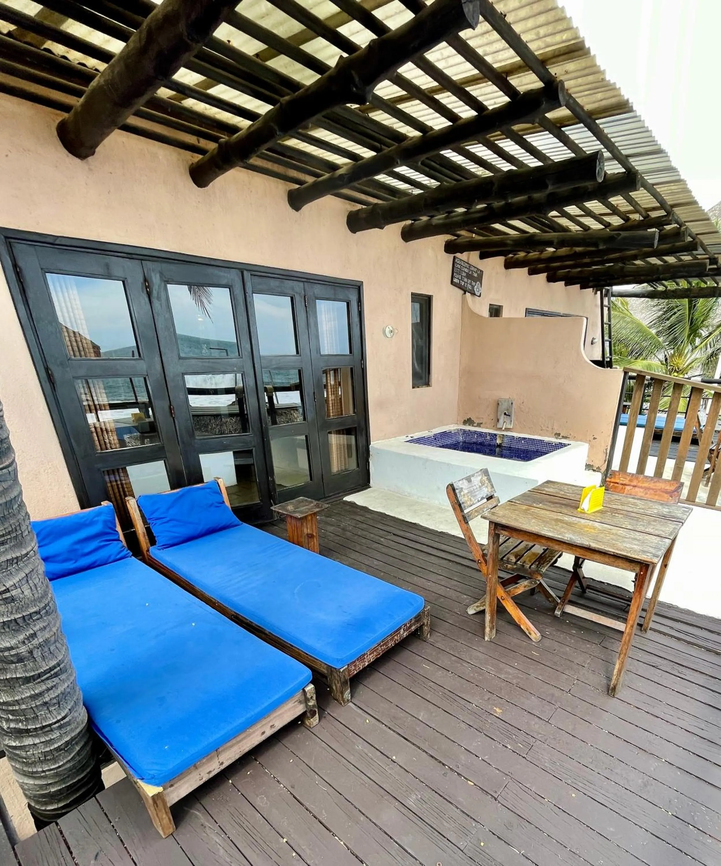 Patio in Johnnys Place Hotel