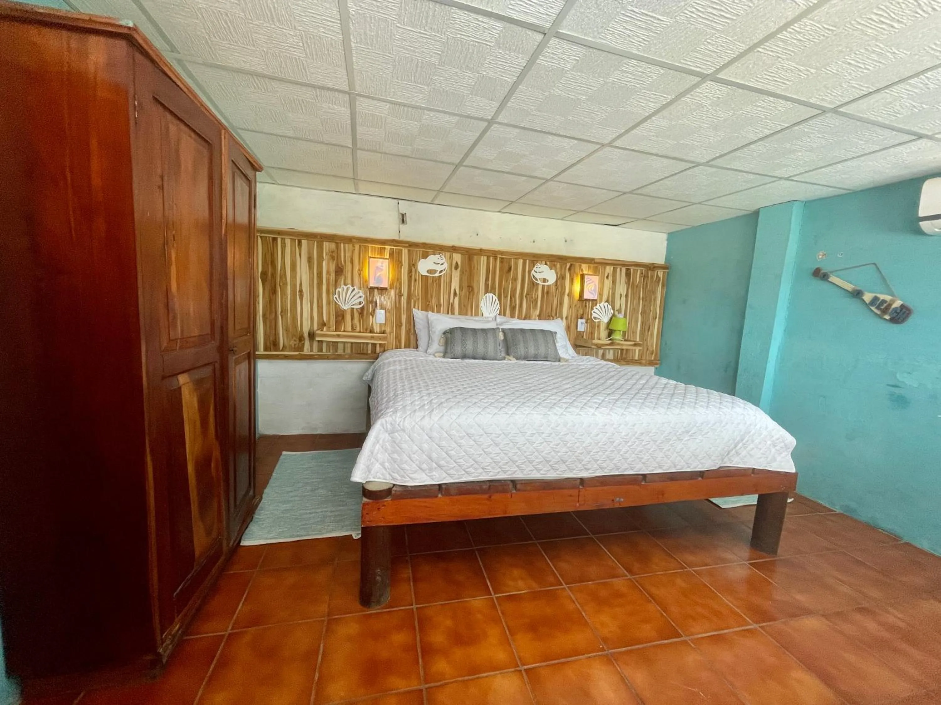 air conditioner, Bed in Johnnys Place Hotel