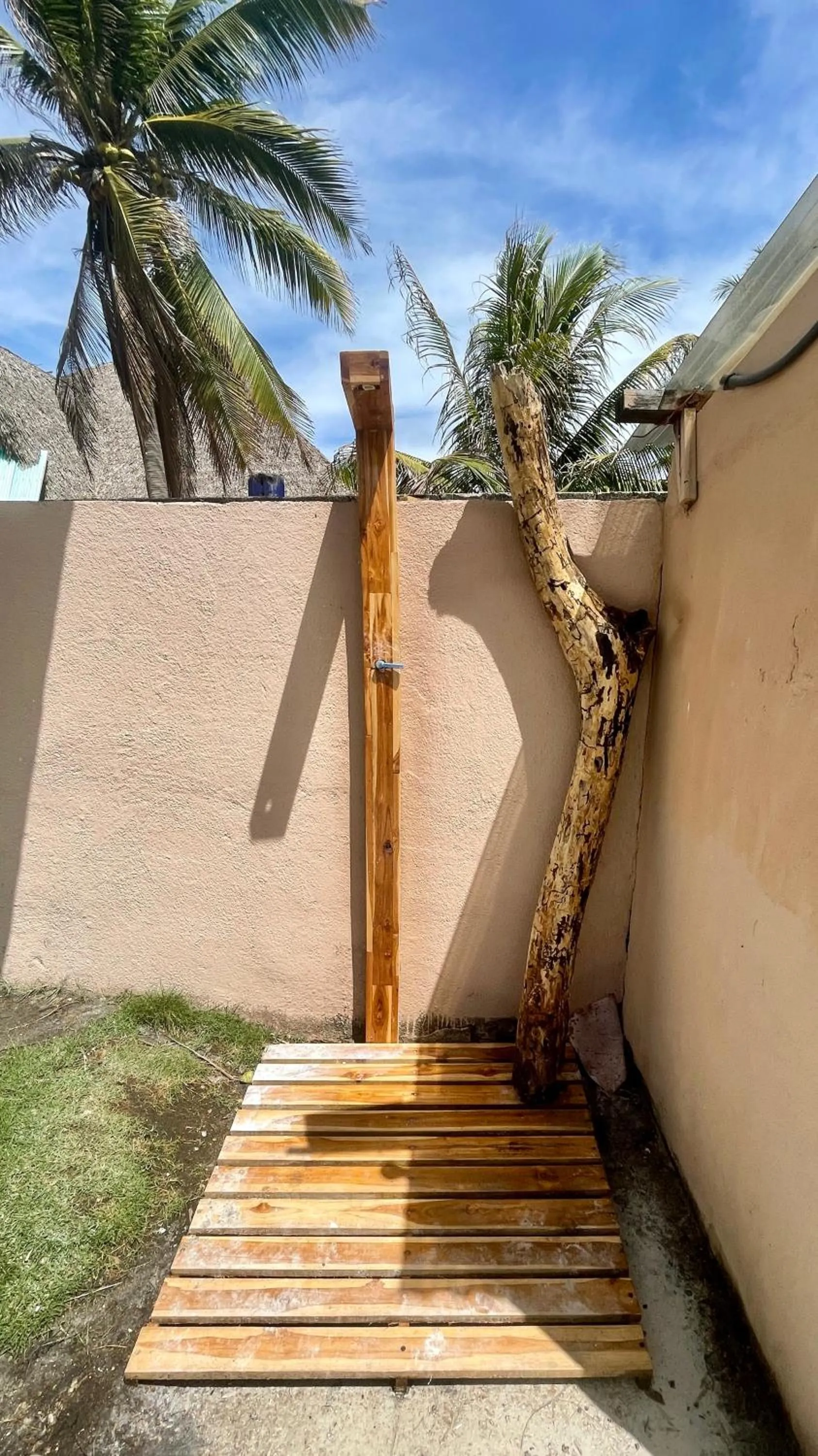 Shower in Johnnys Place Hotel