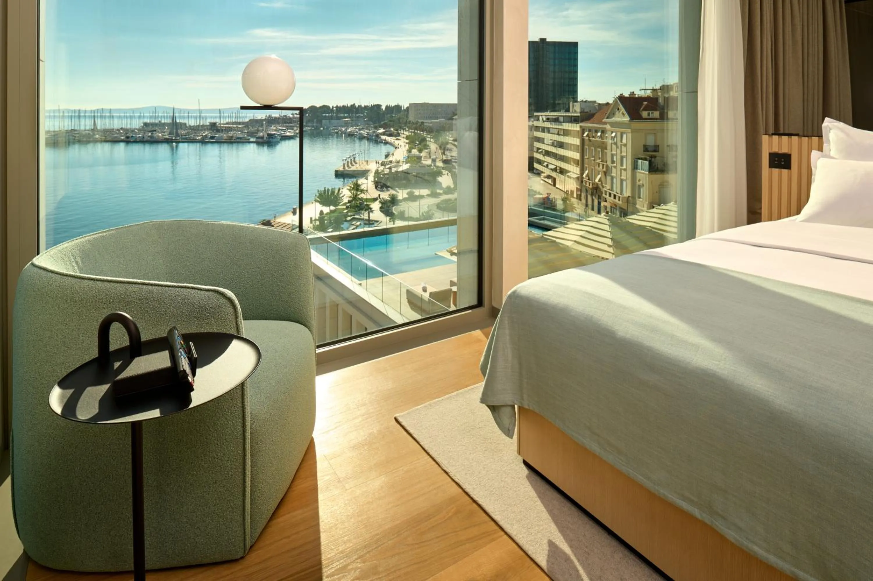 Pool view, Bed in Hotel Ambasador