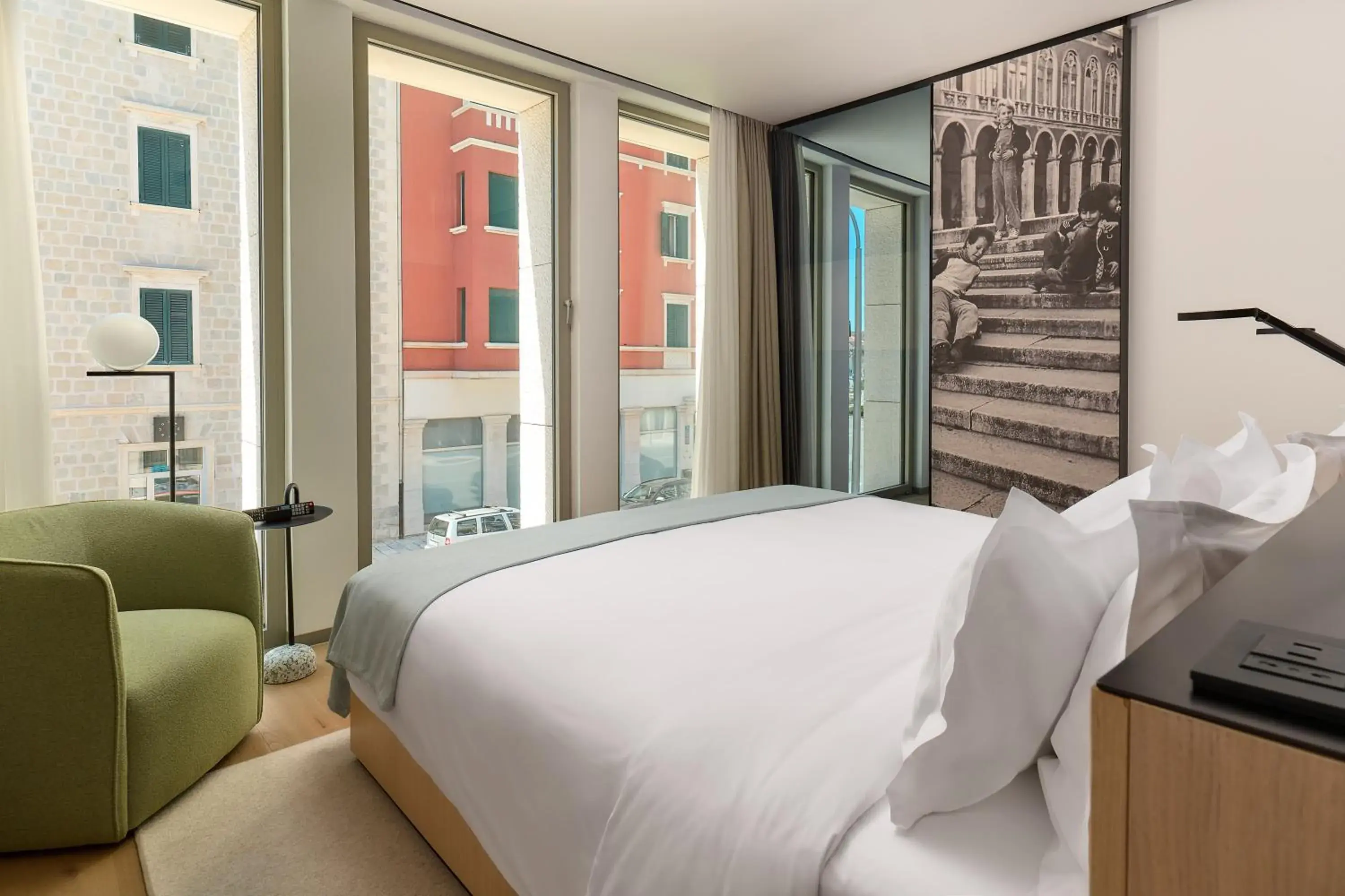 Superior King Room with Street View in Hotel Ambasador Superior King Room with Street View in Hotel Ambasador