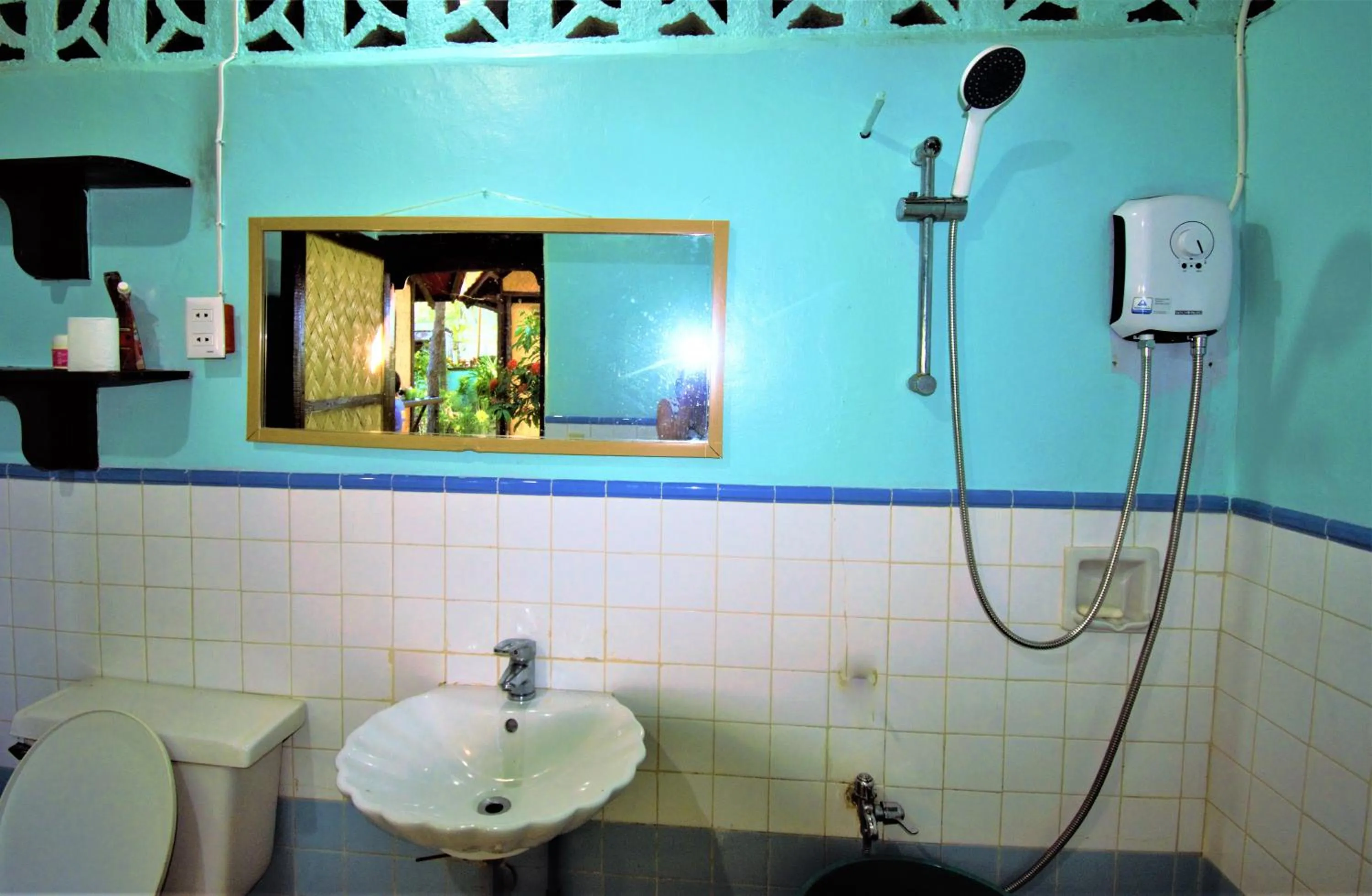 Shower in Concepcion Divers Lodge