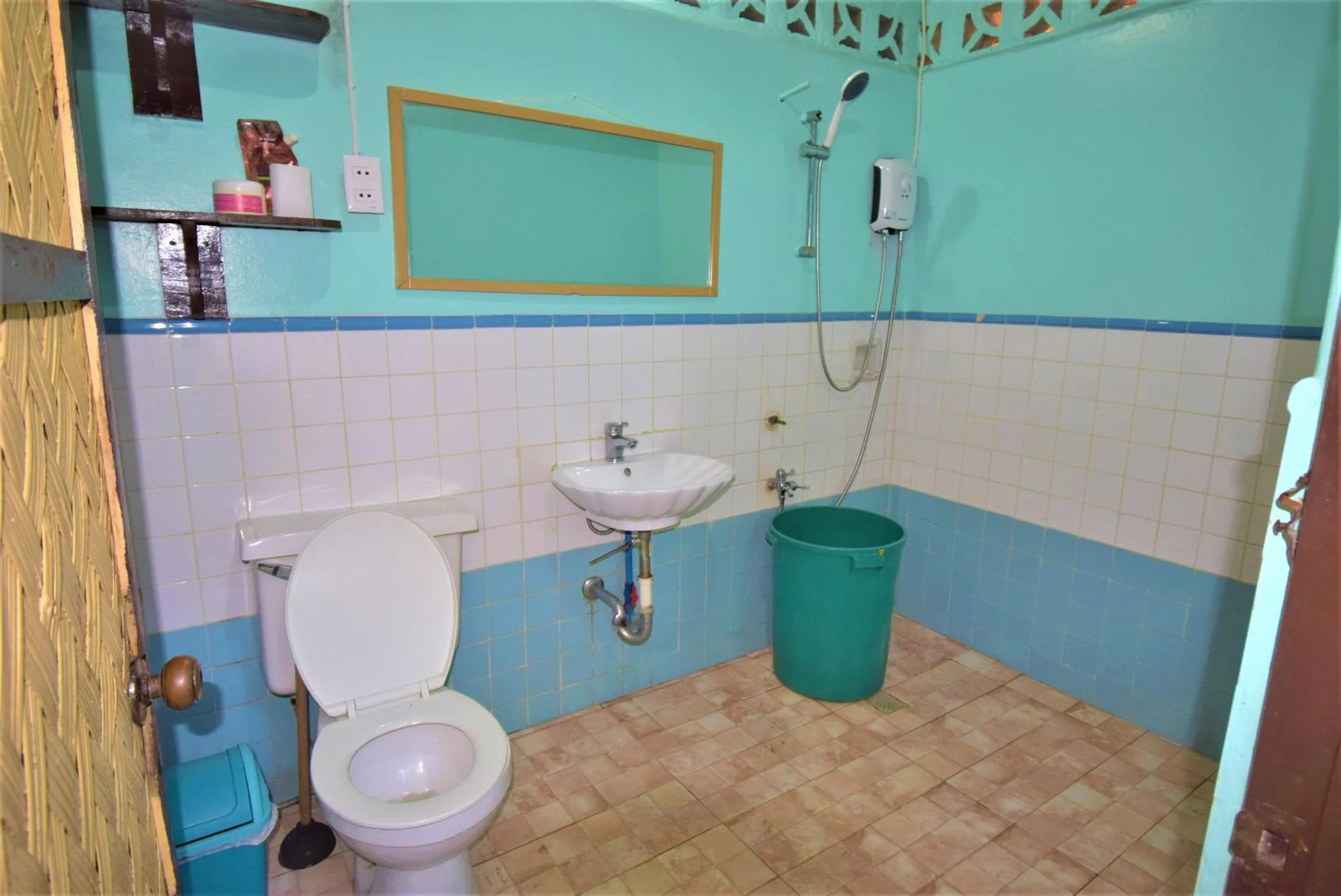 Shower in Concepcion Divers Lodge