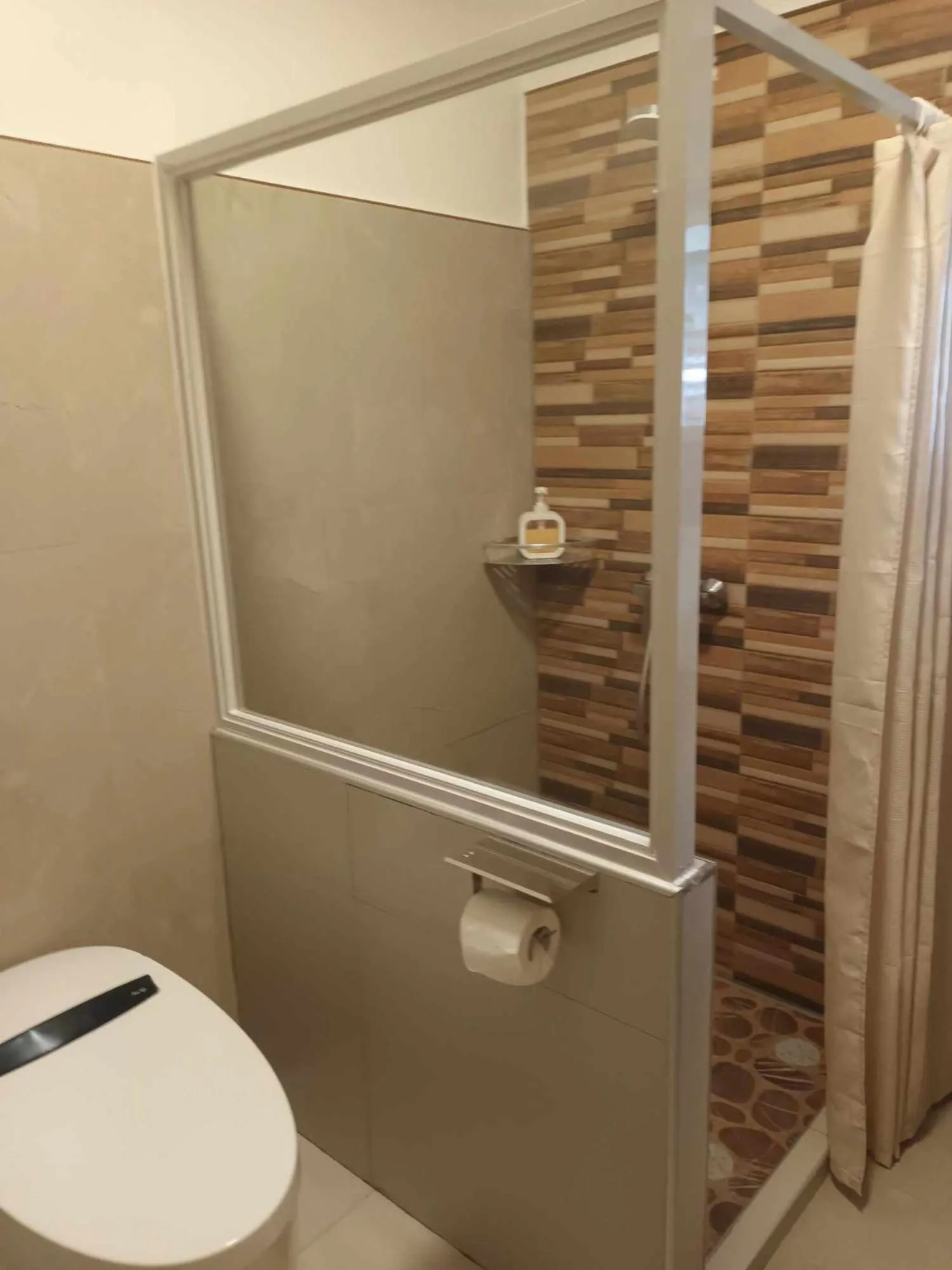 Shower in Skott's Comfy Lodge