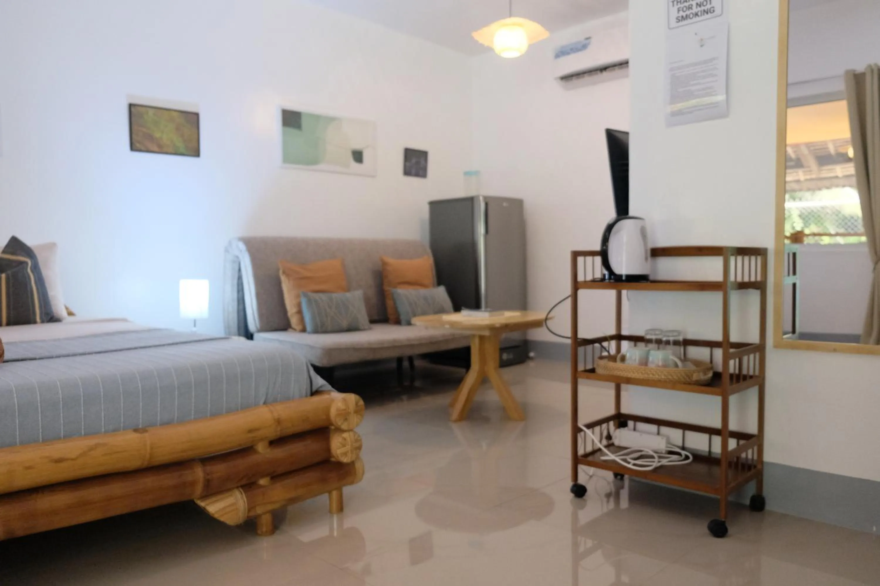 Seating area, Bed in Skott's Comfy Lodge