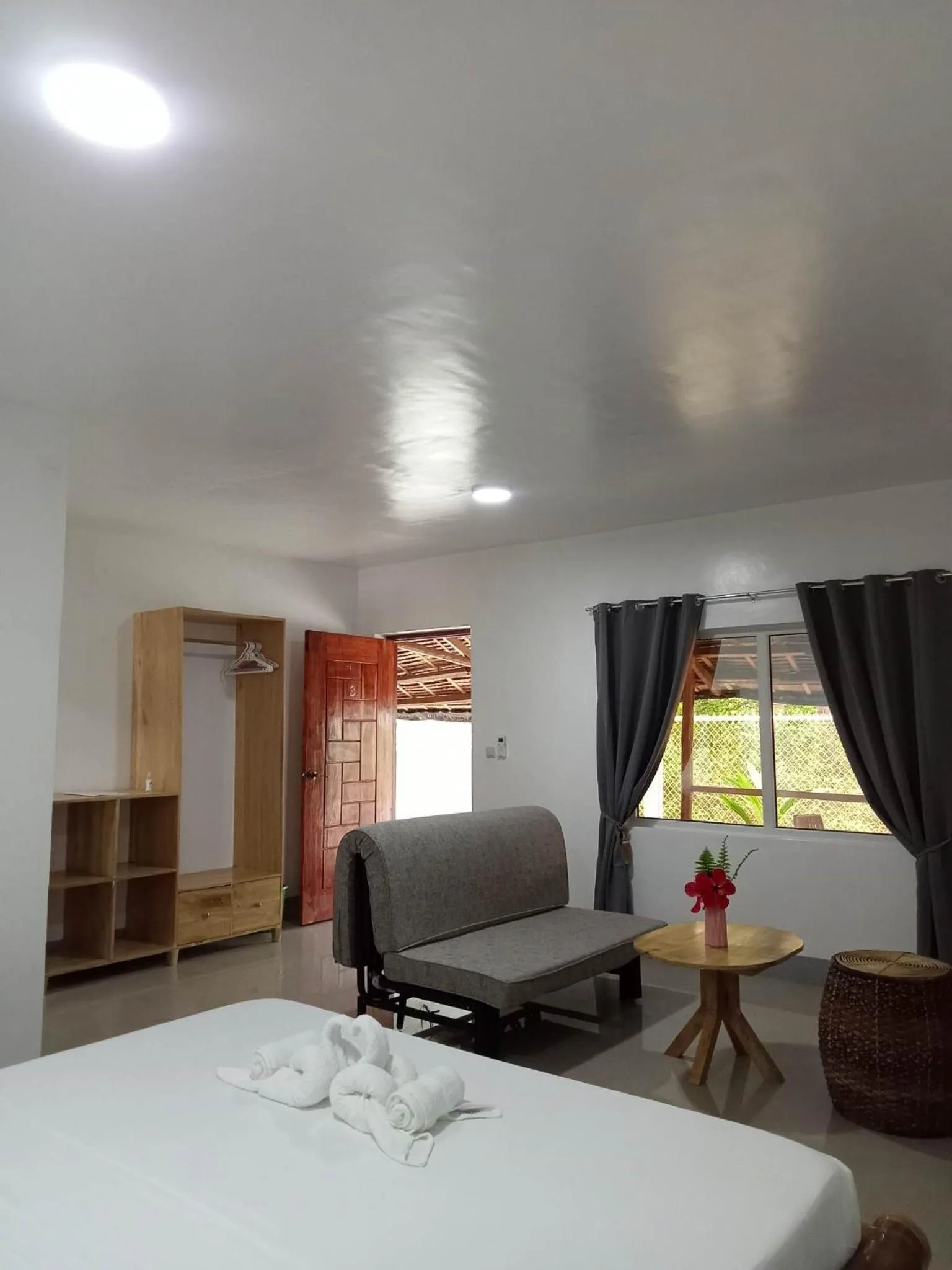 Seating area, Bed in Skott's Comfy Lodge