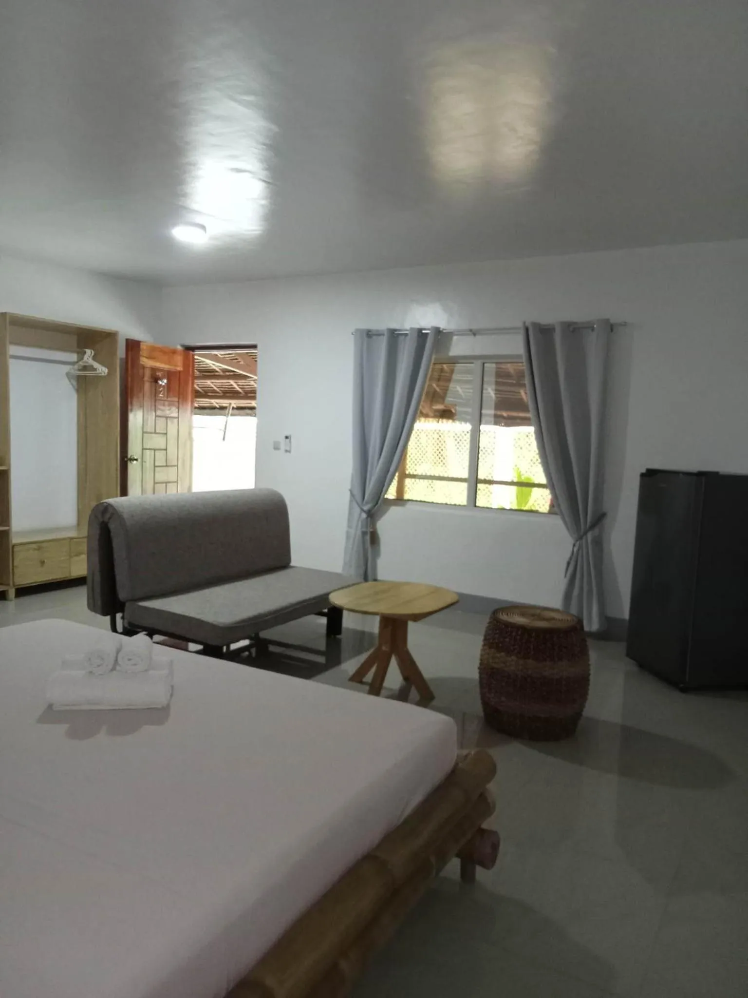 Seating area, Bed in Skott's Comfy Lodge