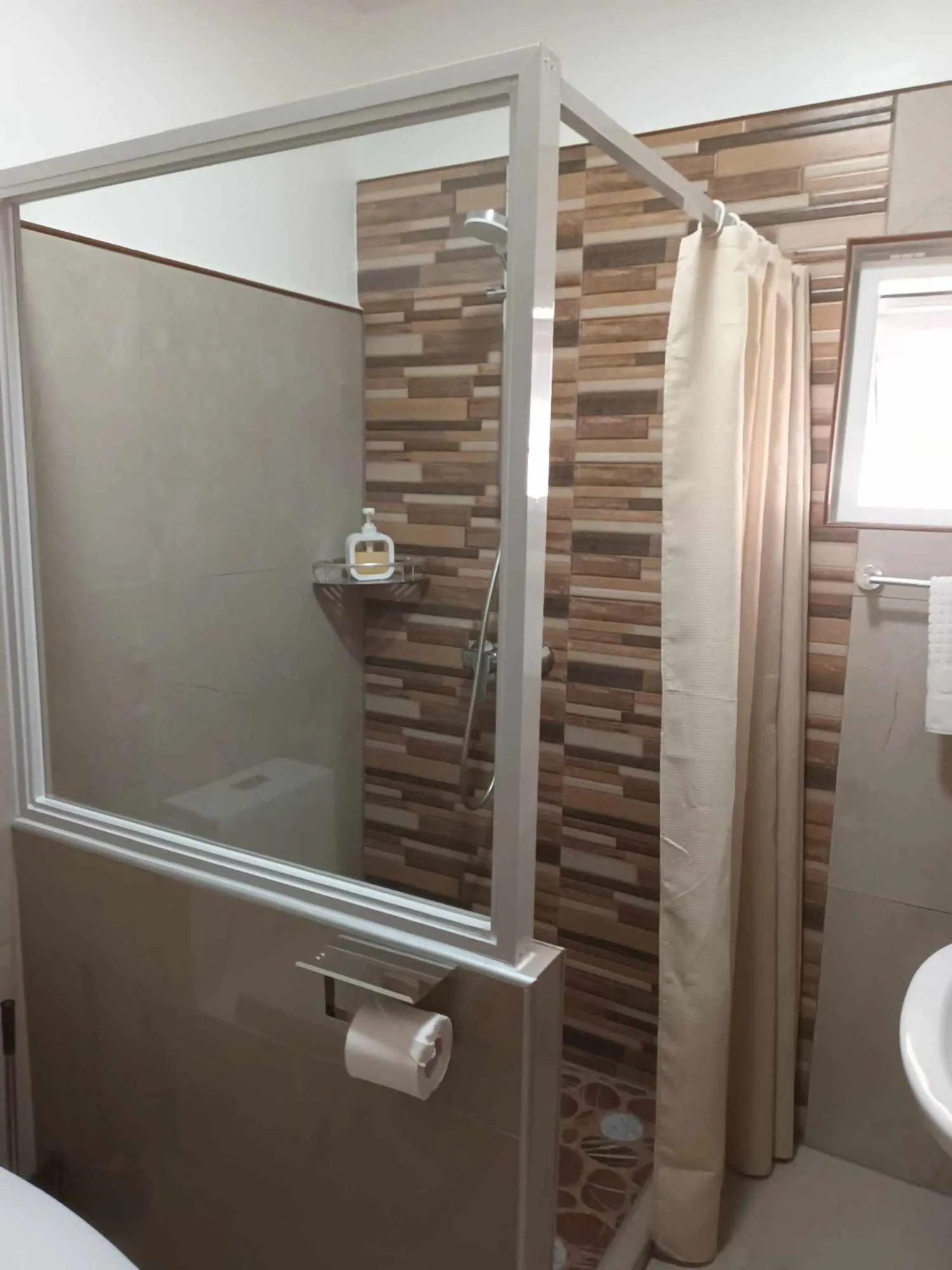 Shower in Skott's Comfy Lodge