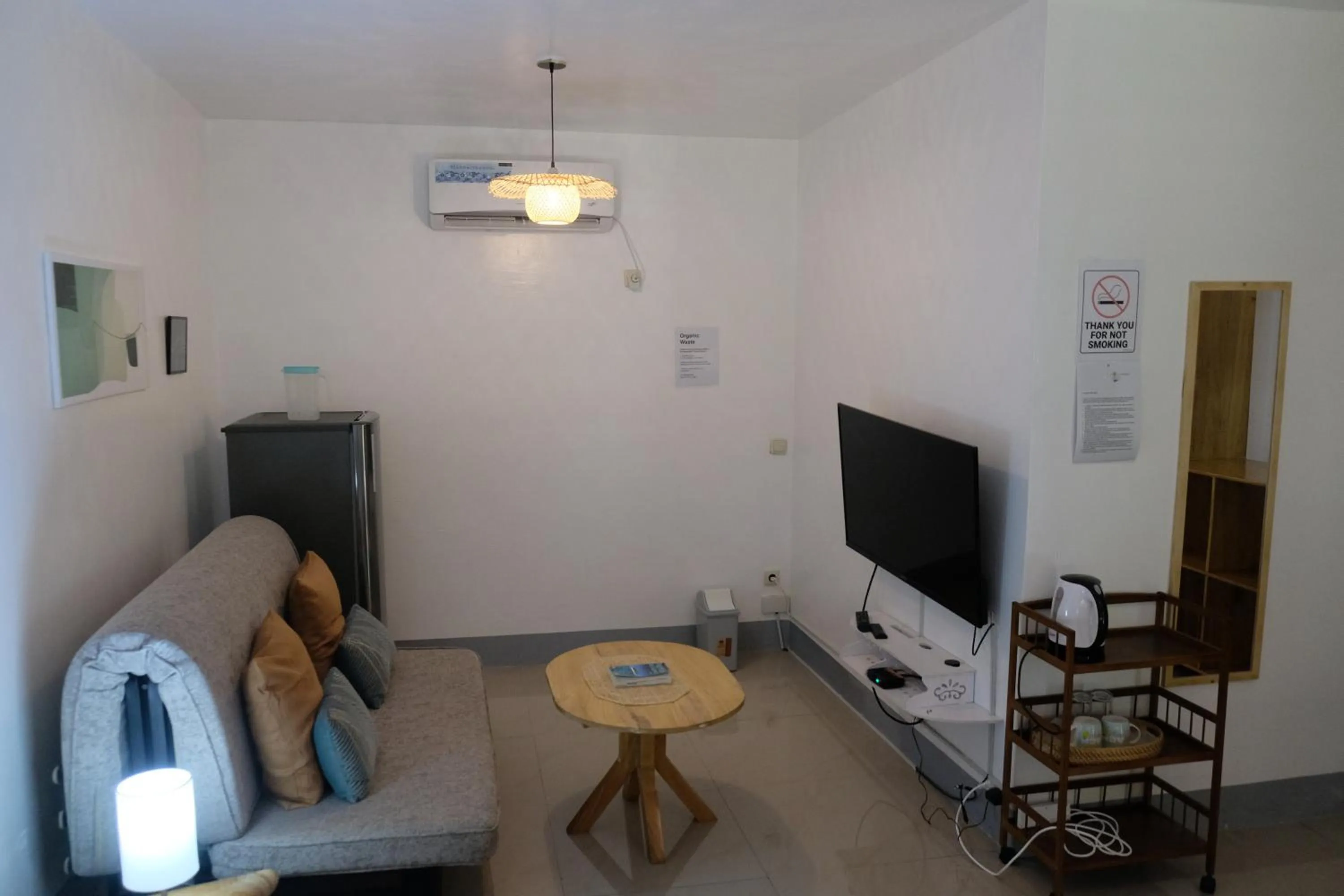 Seating area in Skott's Comfy Lodge