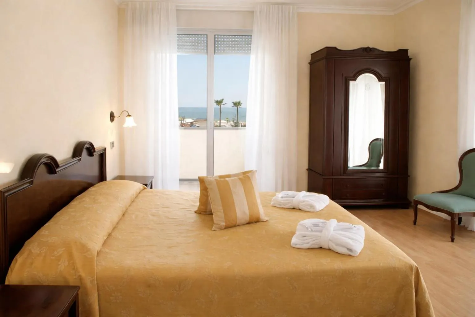 Bed in Hotel Milano Helvetia - in centro con piscina