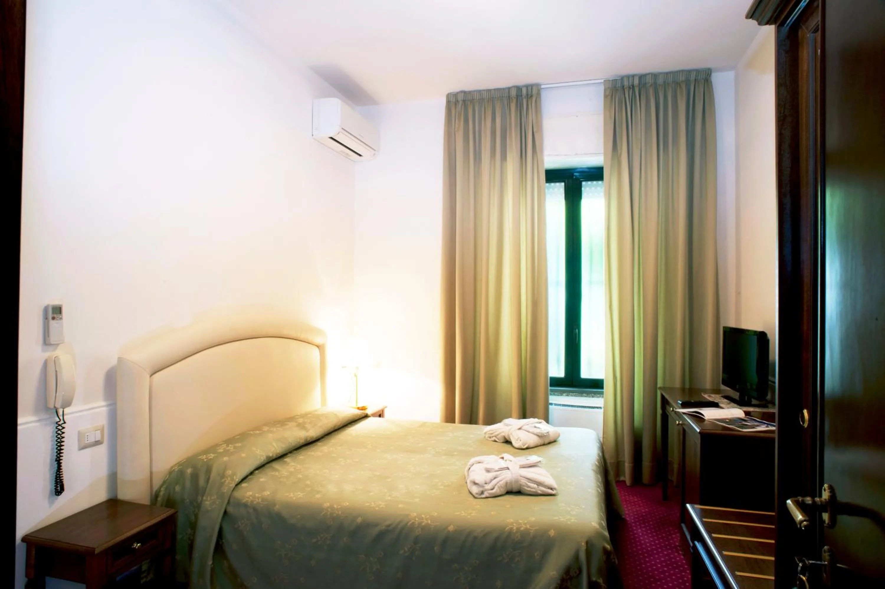 Photo of the whole room, Bed in Hotel Milano Helvetia - in centro con piscina