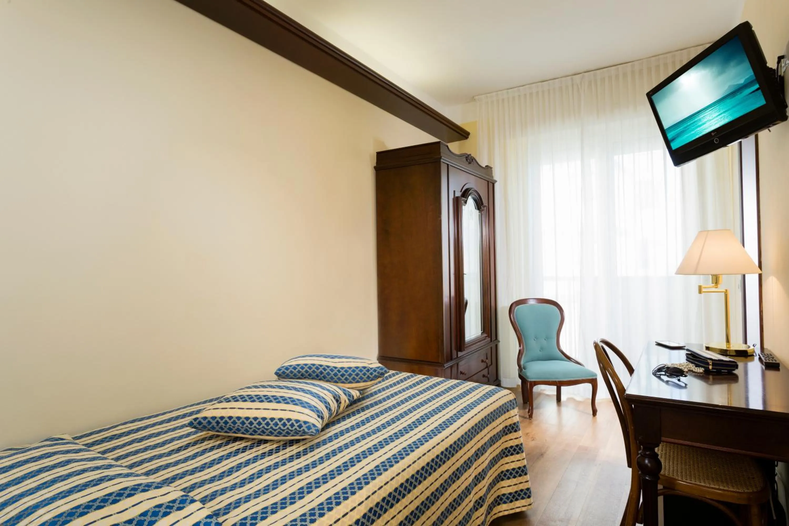 Bed in Hotel Milano Helvetia - in centro con piscina