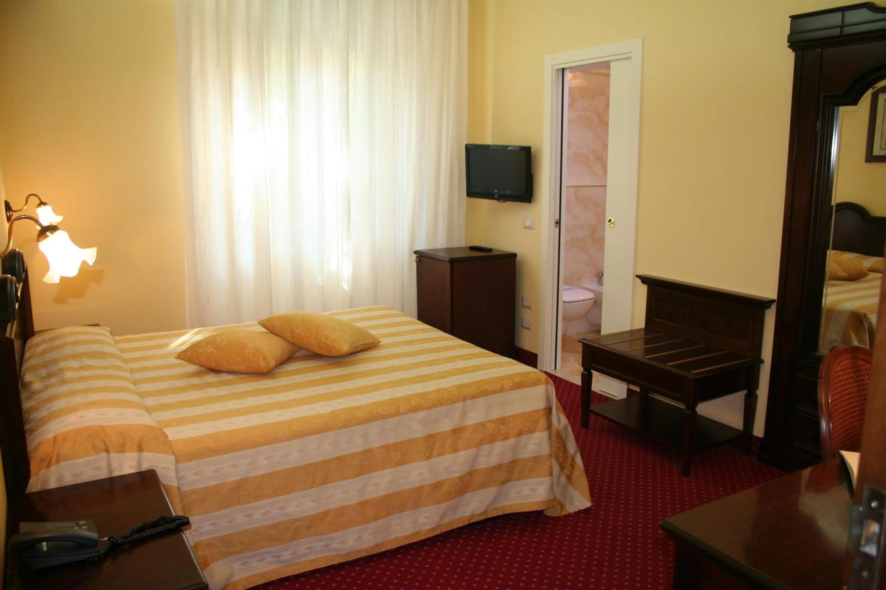 Photo of the whole room, Bed in Hotel Milano Helvetia - in centro con piscina