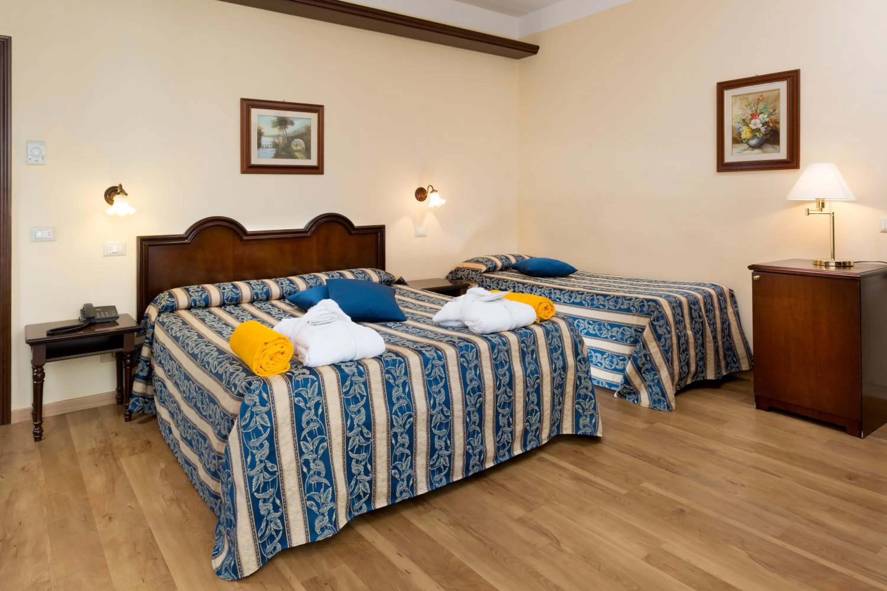 Photo of the whole room, Bed in Hotel Milano Helvetia - in centro con piscina