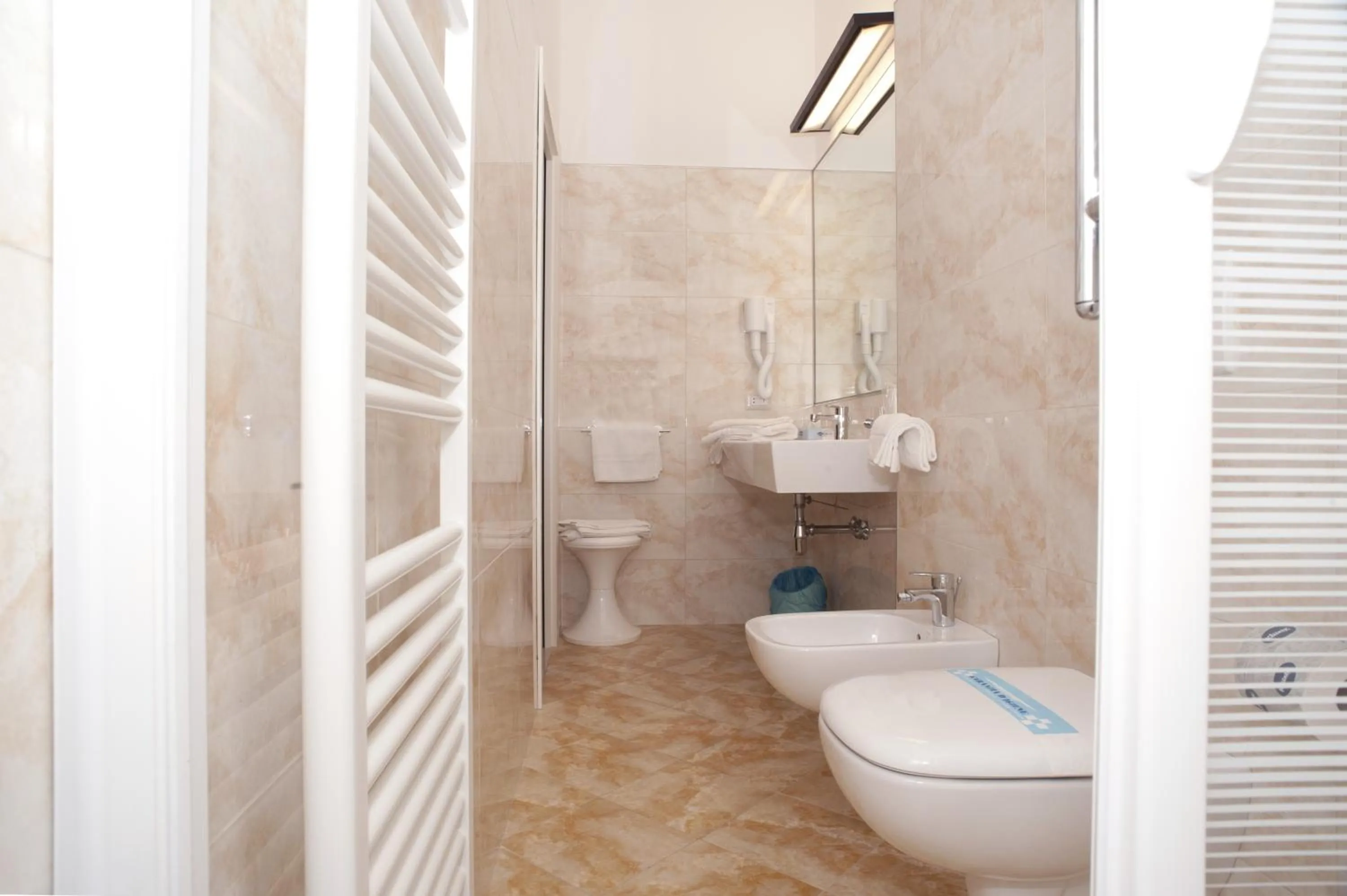 Bathroom in Hotel Milano Helvetia - in centro con piscina