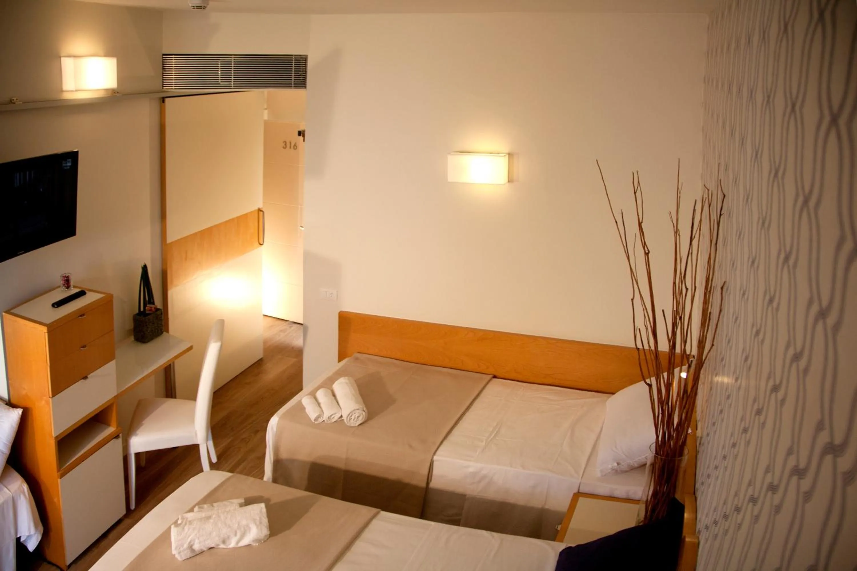 Bed in Hotel Montecarlo - Vista Mare con Area Fitness