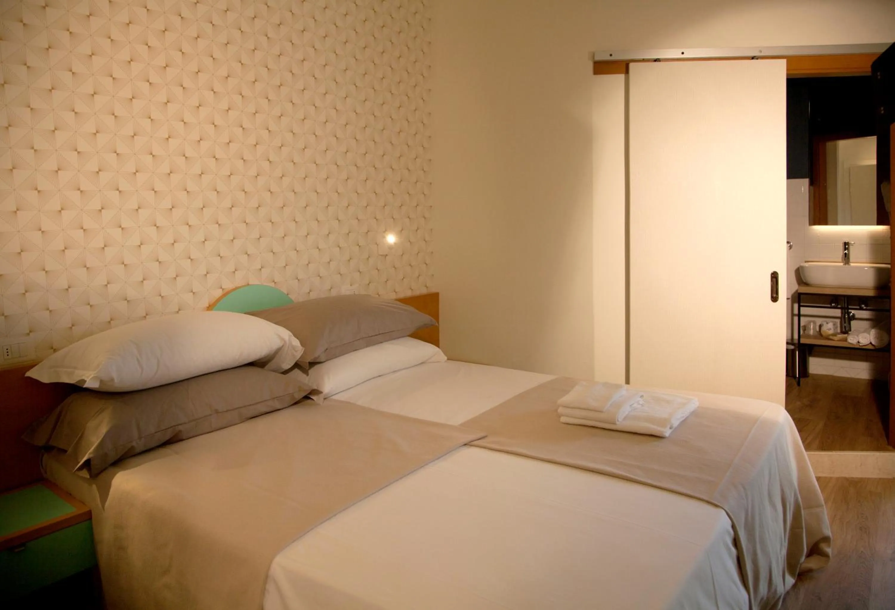 Bed in Hotel Montecarlo - Vista Mare con Area Fitness