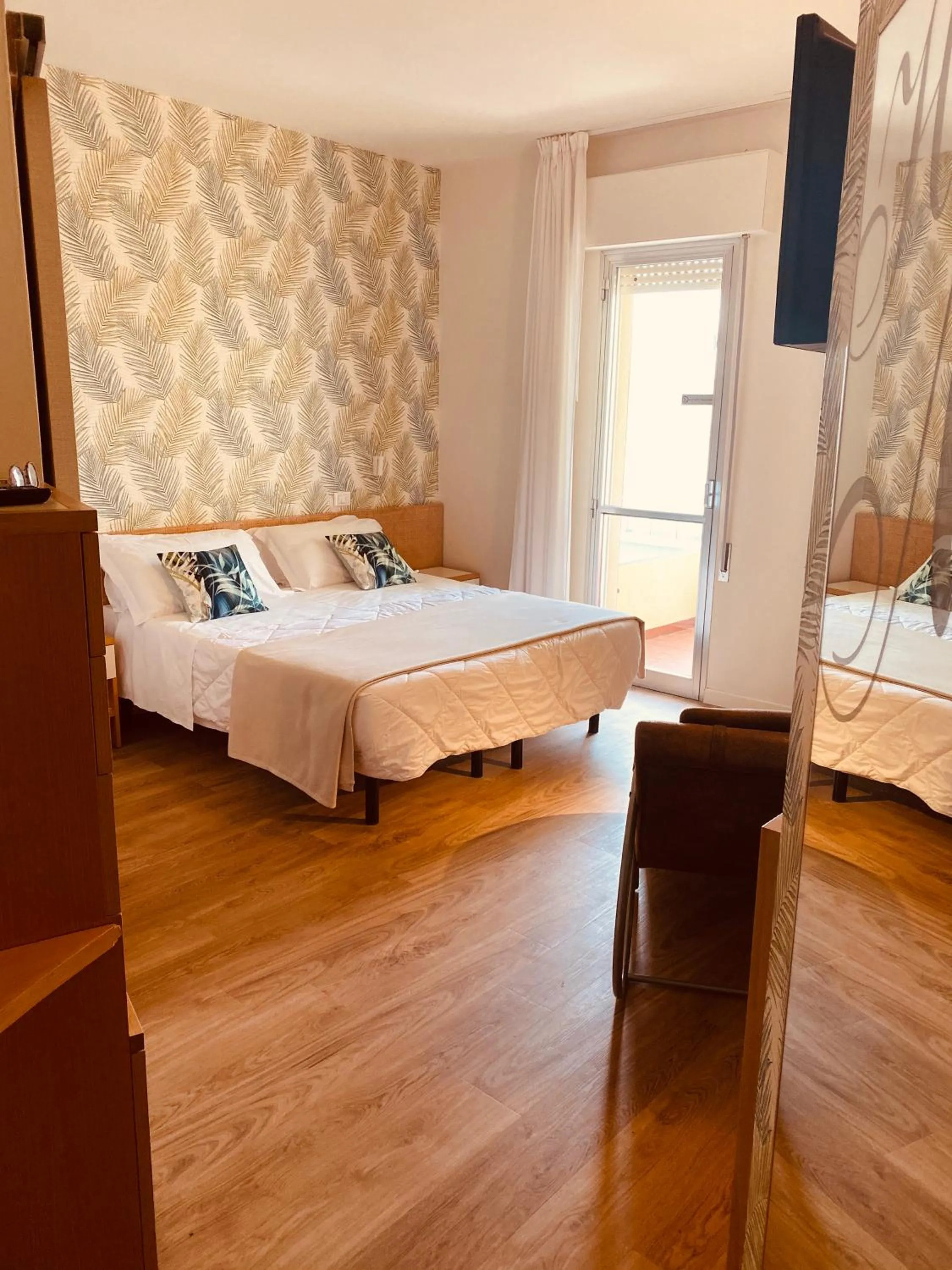 Bed in Hotel Montecarlo - Vista Mare con Area Fitness