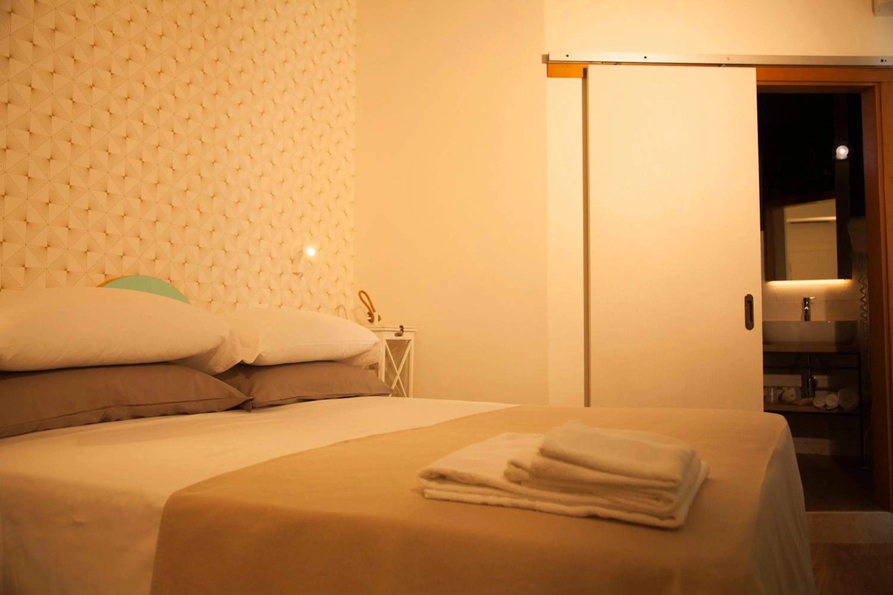 Bed in Hotel Montecarlo - Vista Mare con Area Fitness