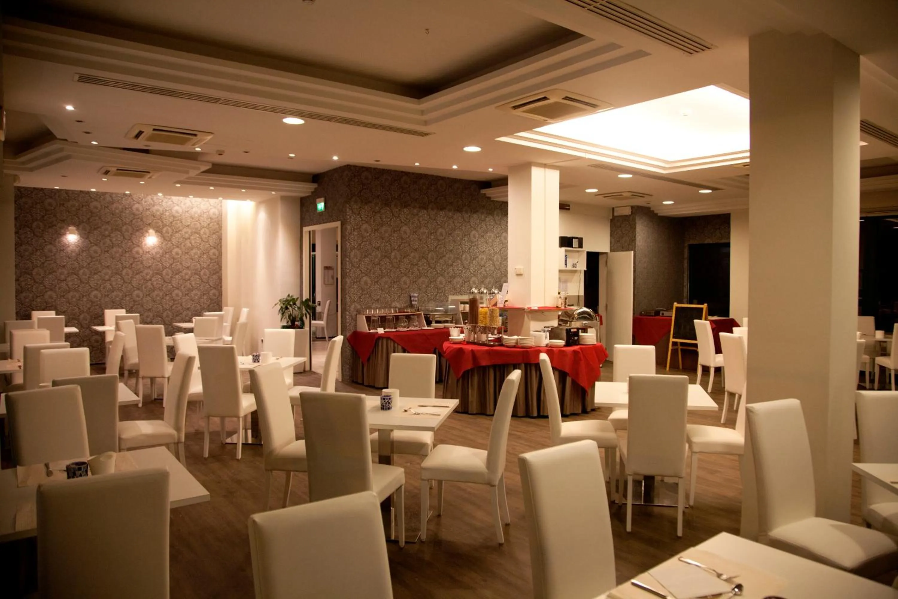 Restaurant/places to eat in Hotel Montecarlo - Vista Mare con Area Fitness