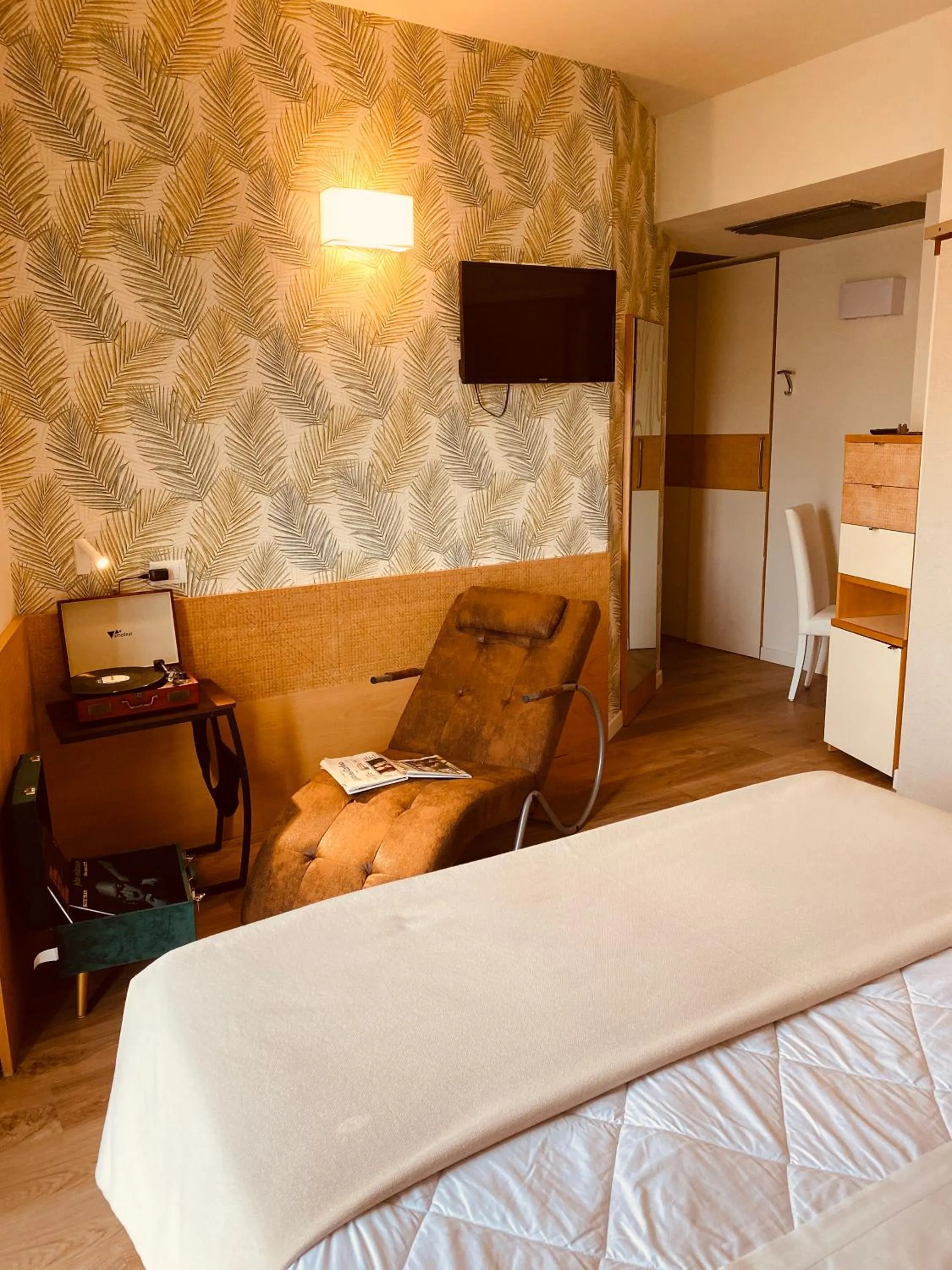 TV and multimedia, Bed in Hotel Montecarlo - Vista Mare con Area Fitness