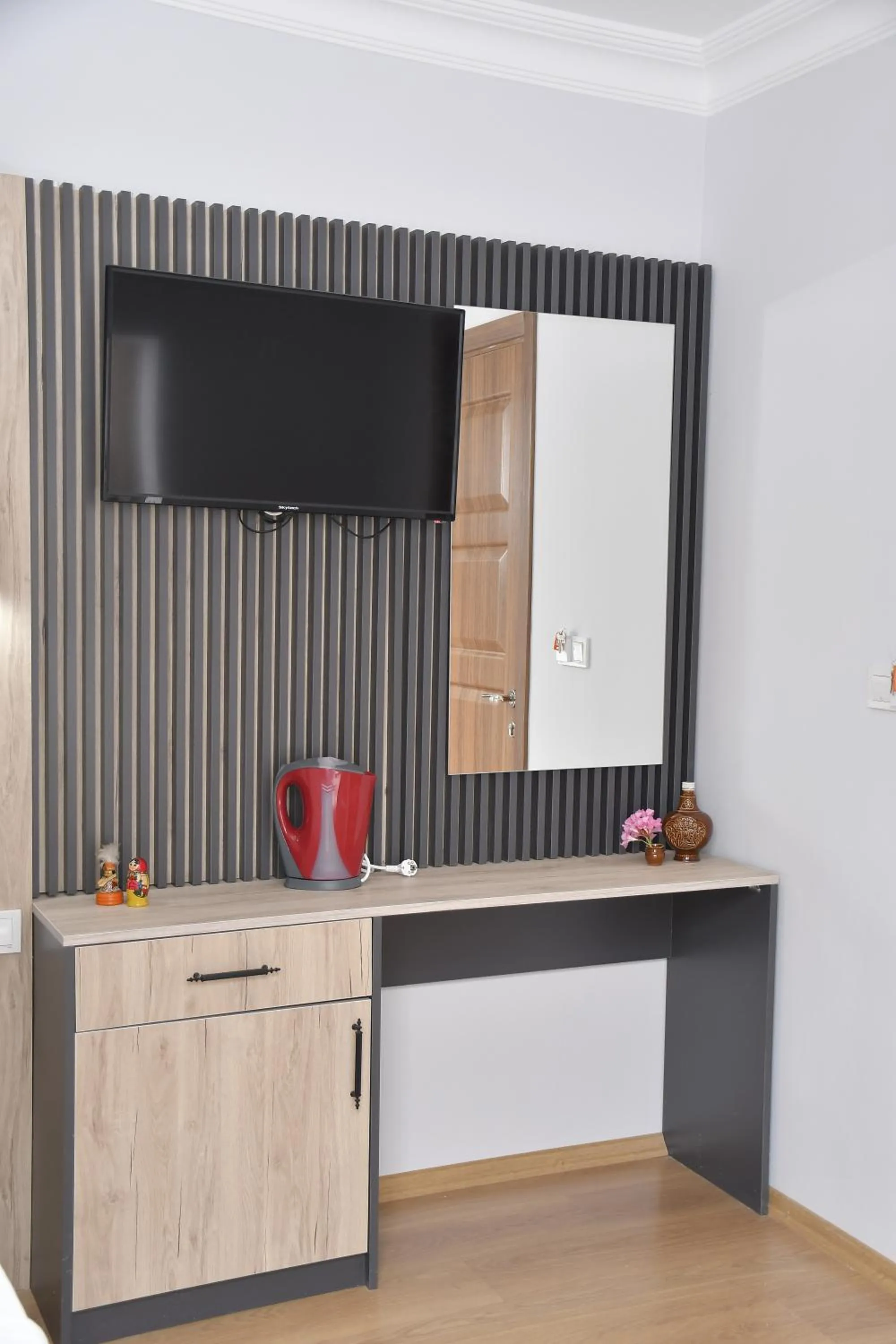 Communal lounge/ TV room in Hotel Arinna