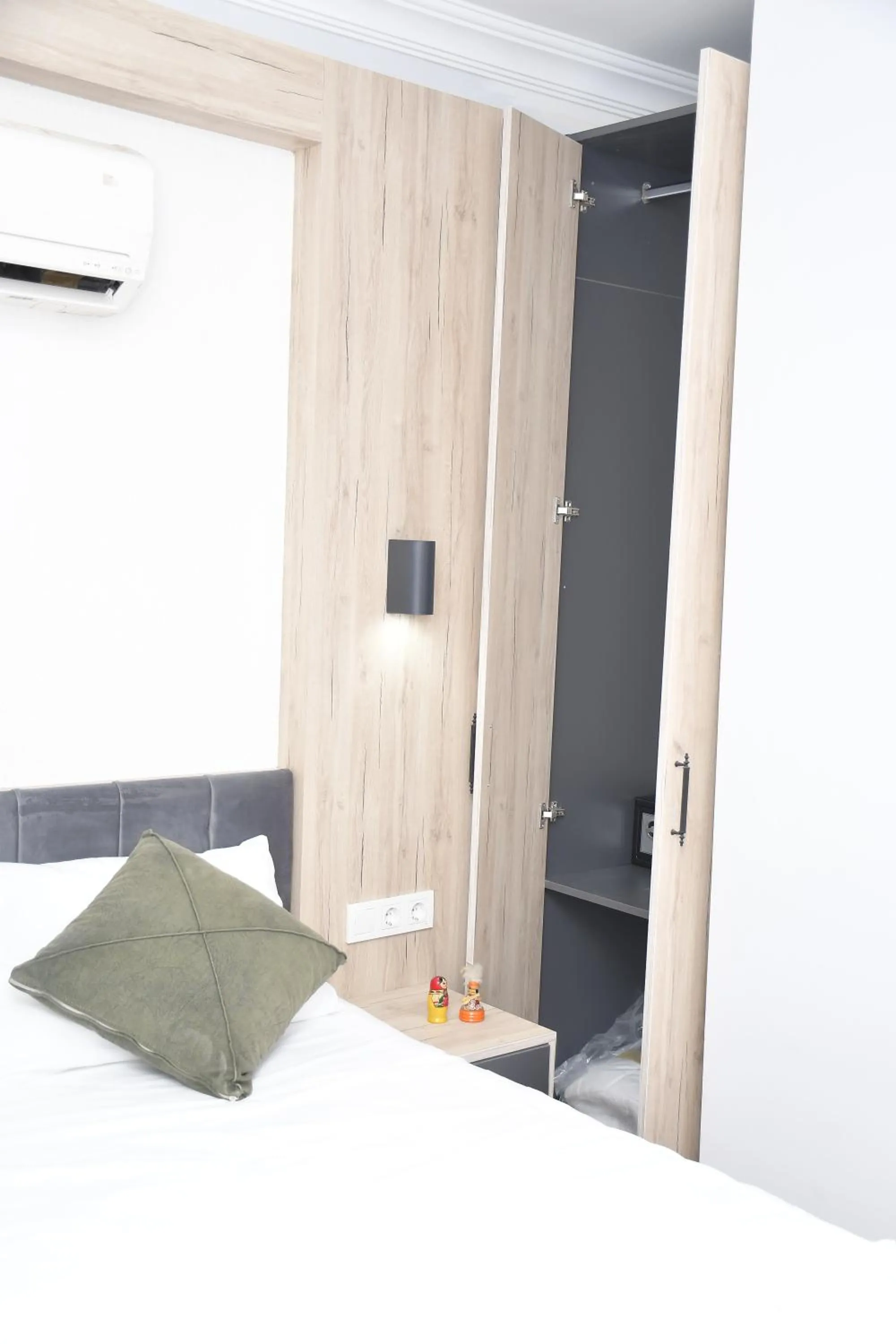 Communal lounge/ TV room, Bed in Hotel Arinna