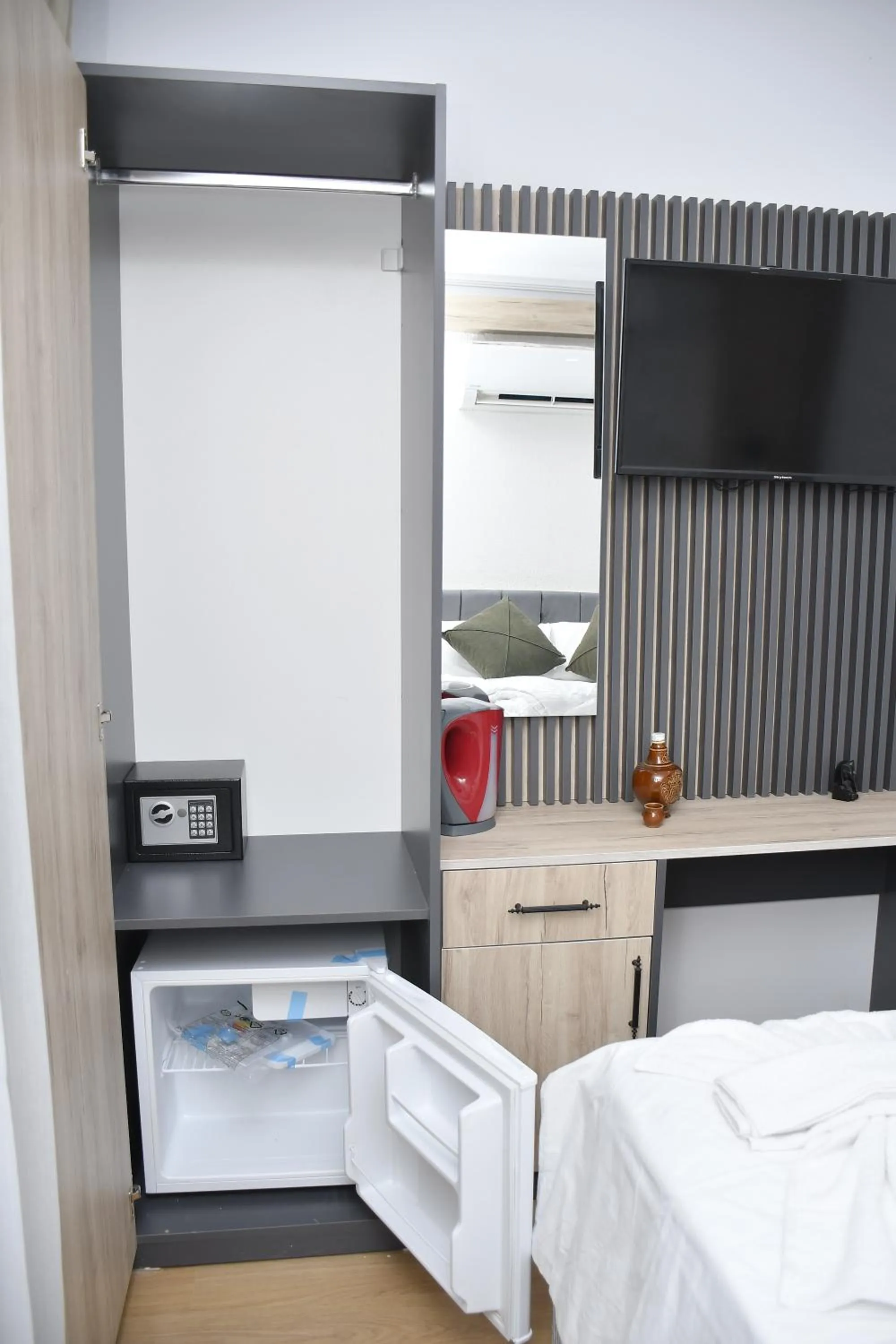 Communal lounge/ TV room, Bed in Hotel Arinna