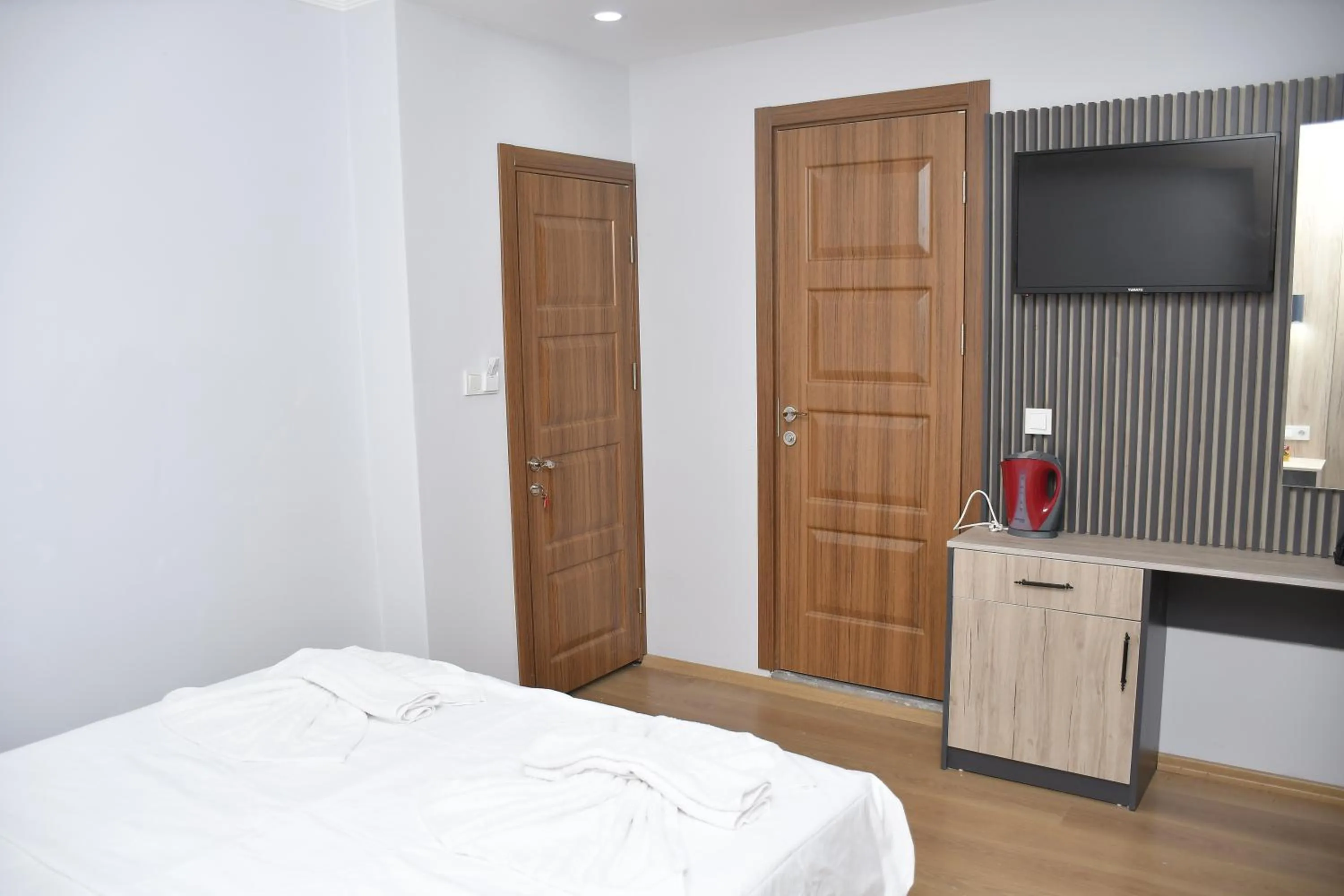 Communal lounge/ TV room, Bed in Hotel Arinna