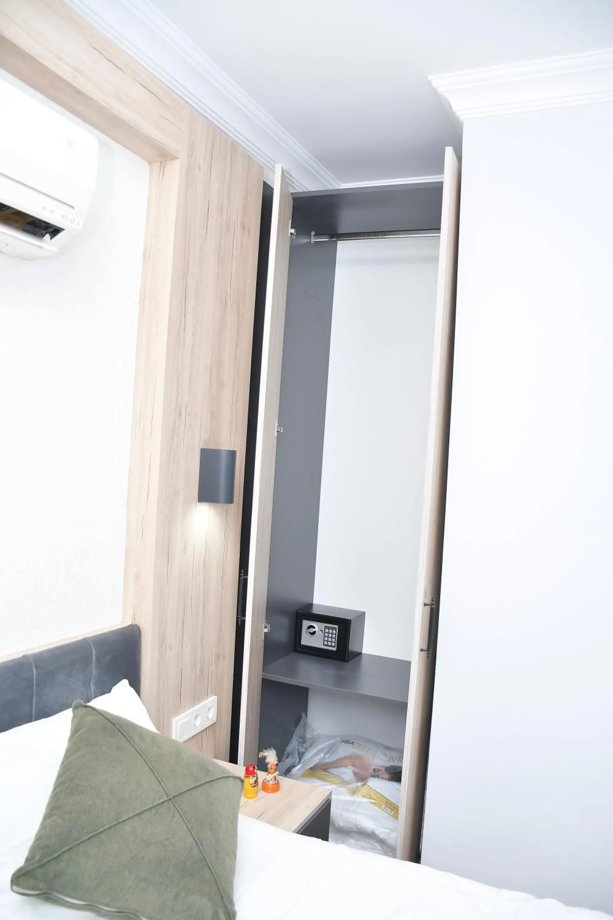 Communal lounge/ TV room, Bed in Hotel Arinna