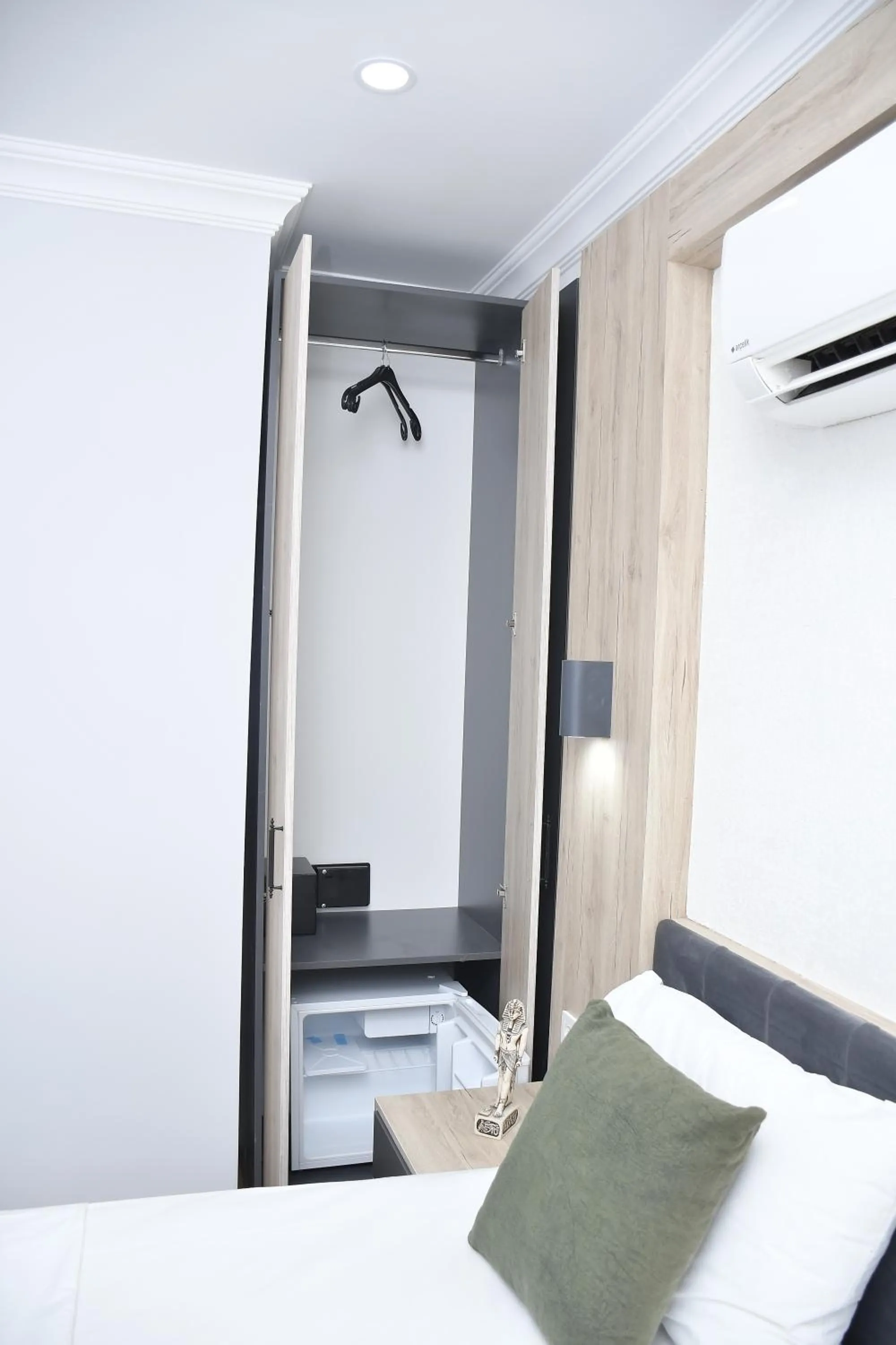 Communal lounge/ TV room, Bed in Hotel Arinna