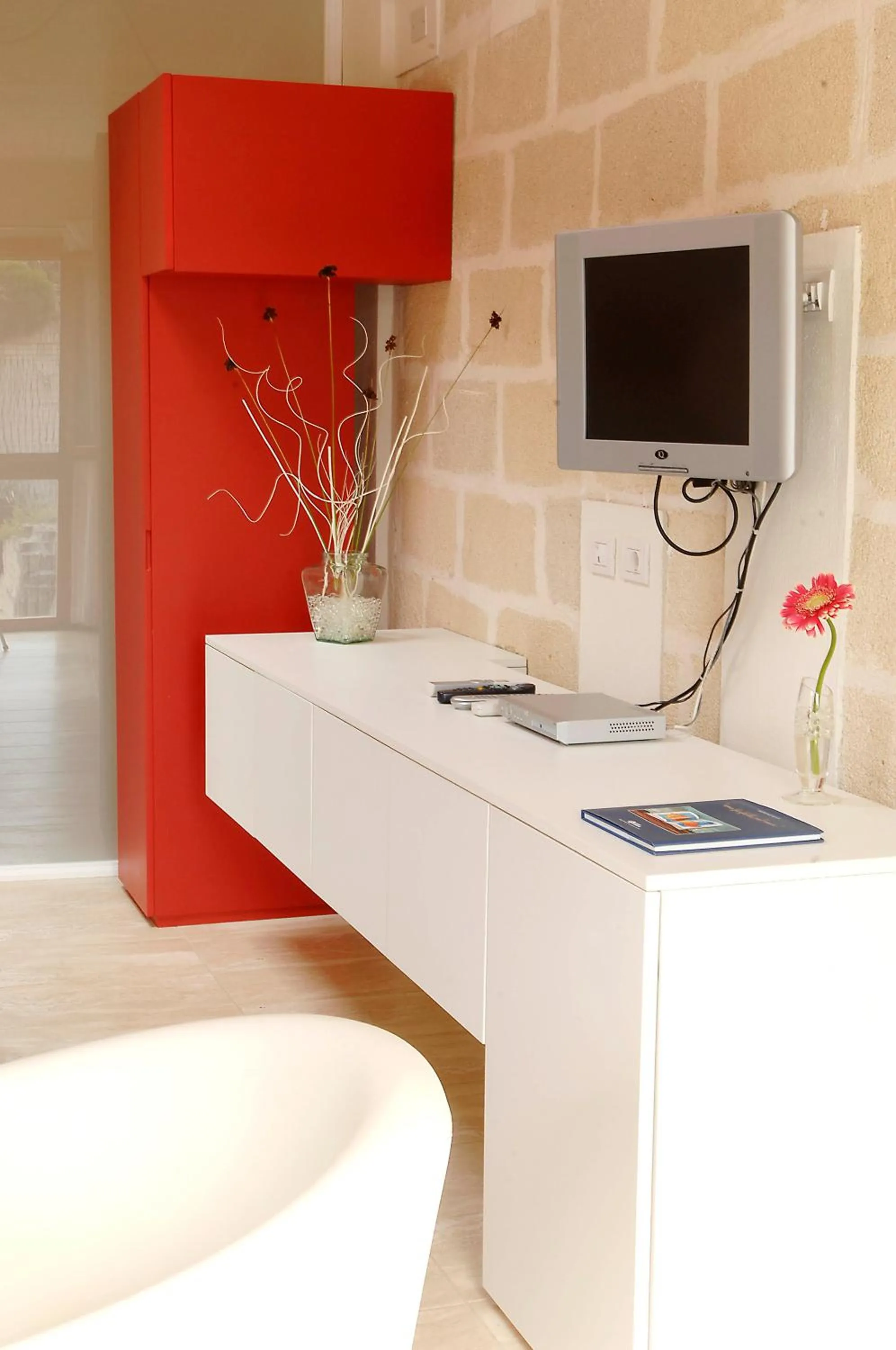 TV and multimedia in Cave Bianche Hotel