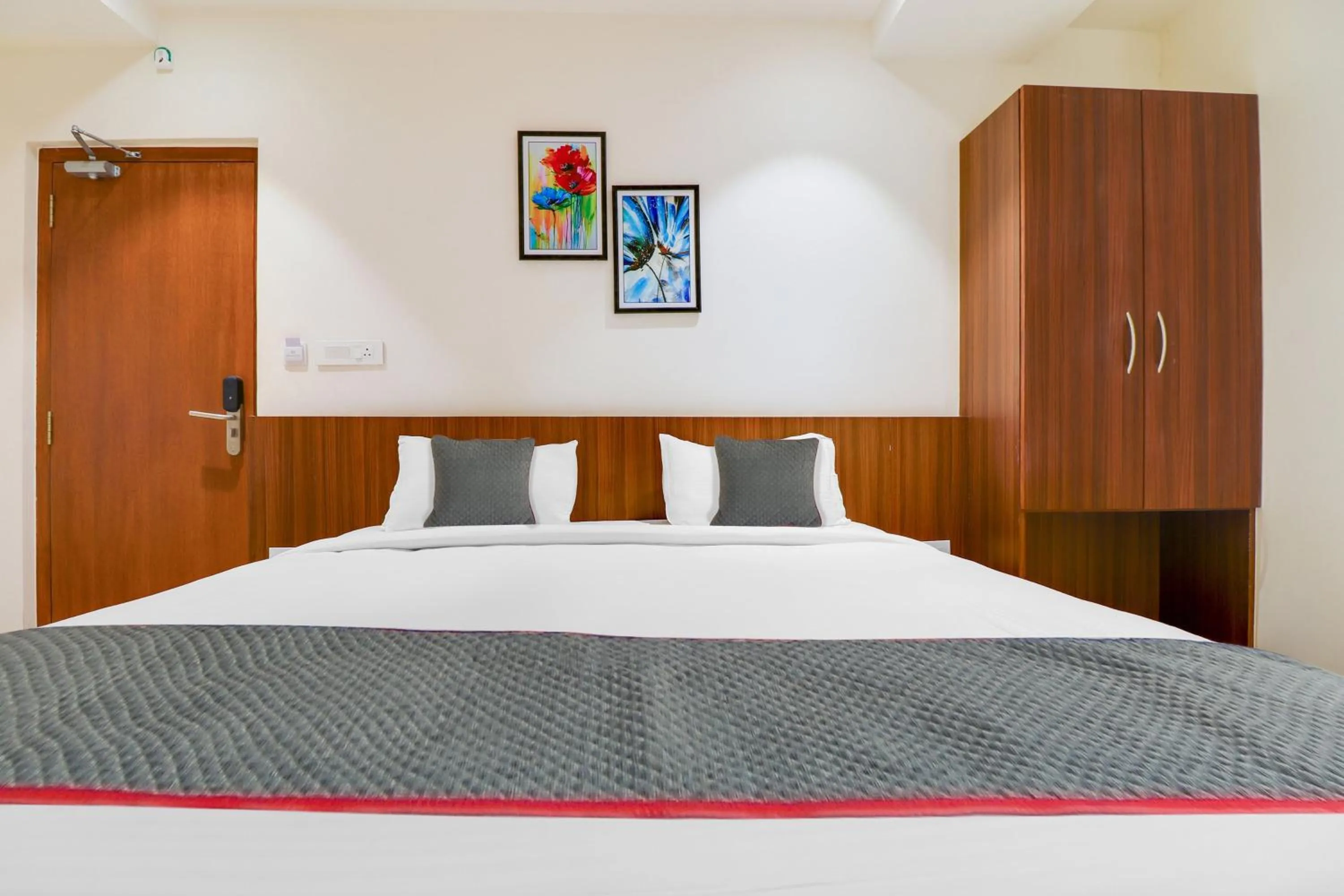 Bedroom in Super Townhouse RCC Lamps