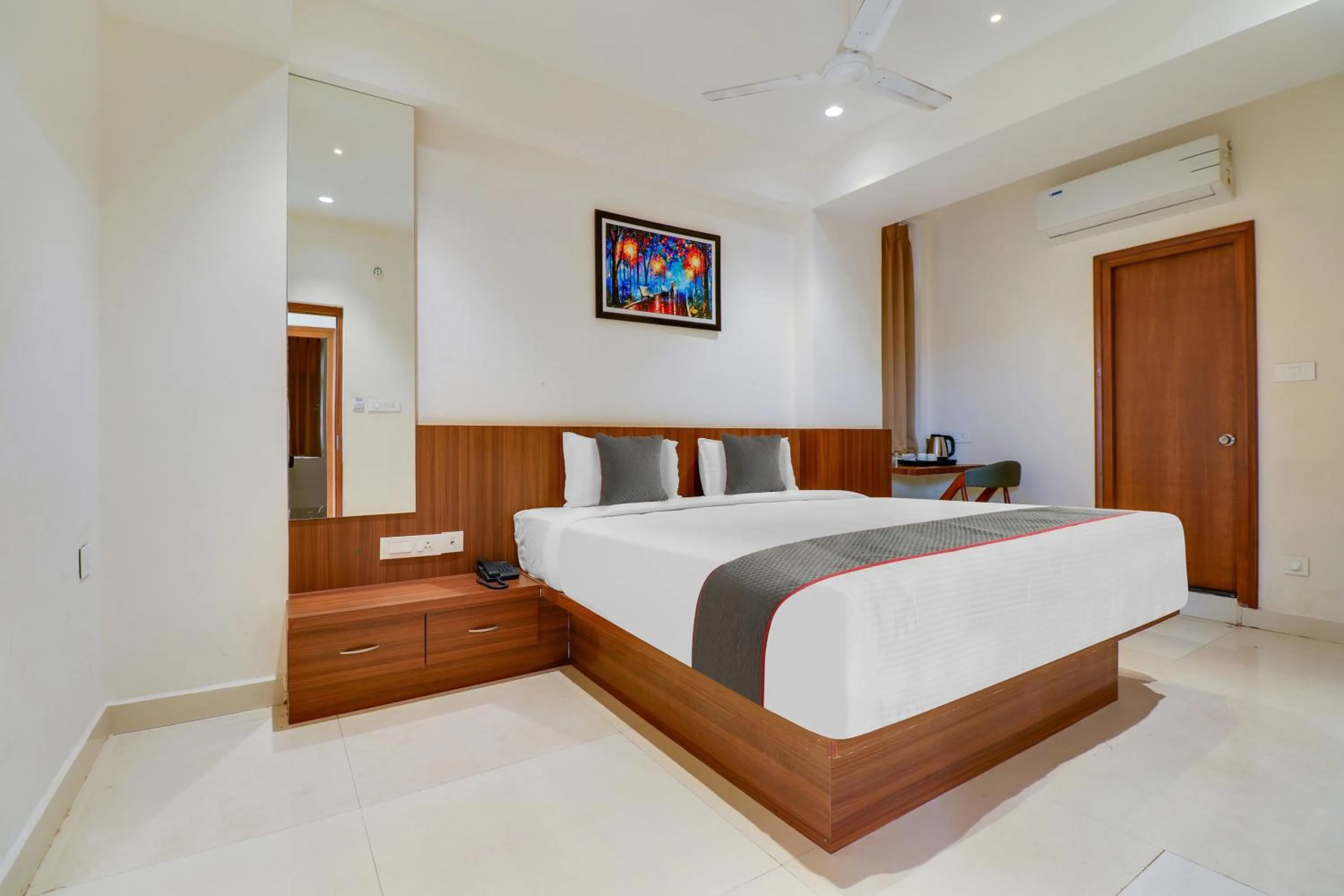 Bedroom in Super Townhouse RCC Lamps