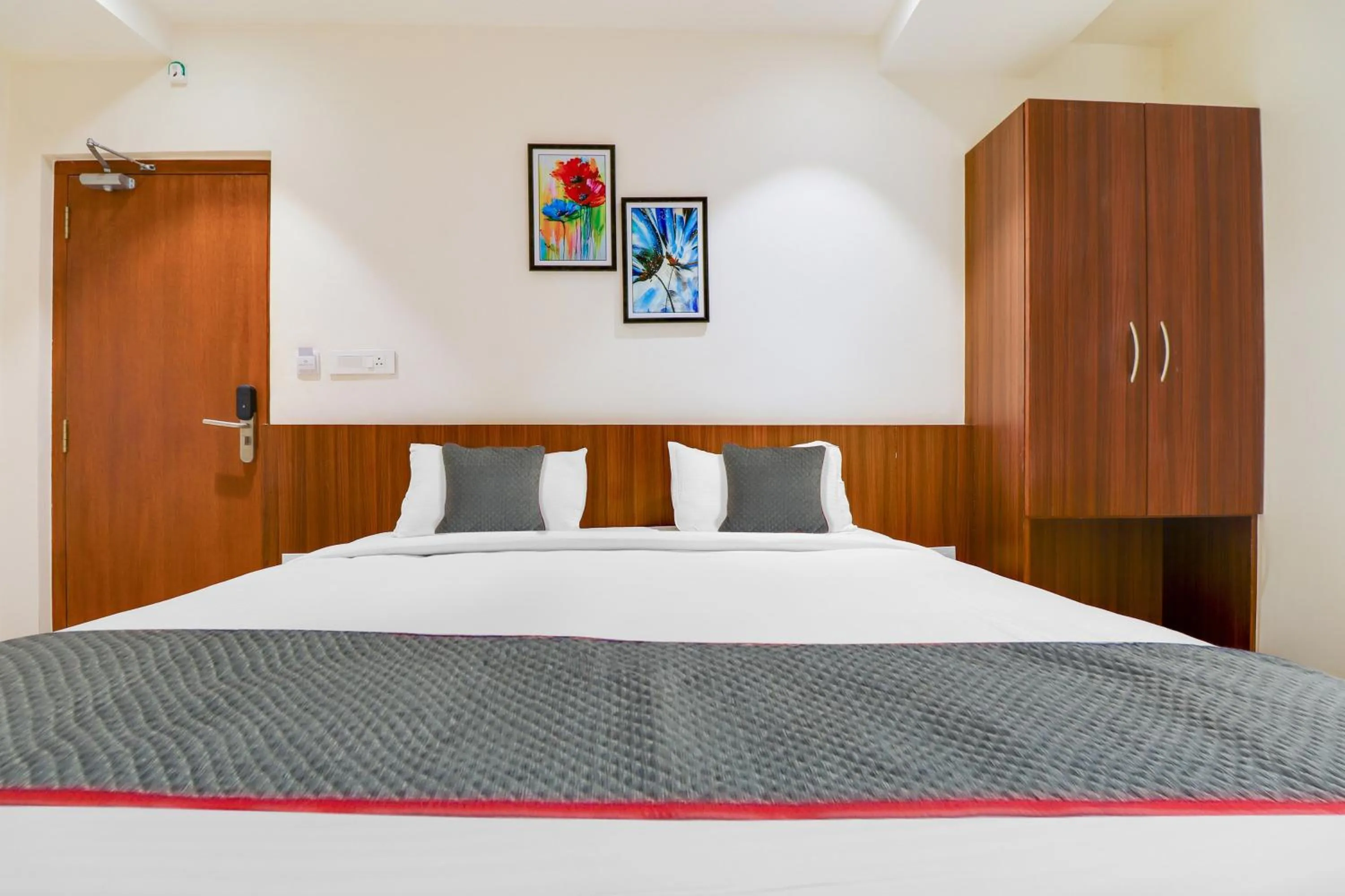 Bedroom in Super Townhouse RCC Lamps