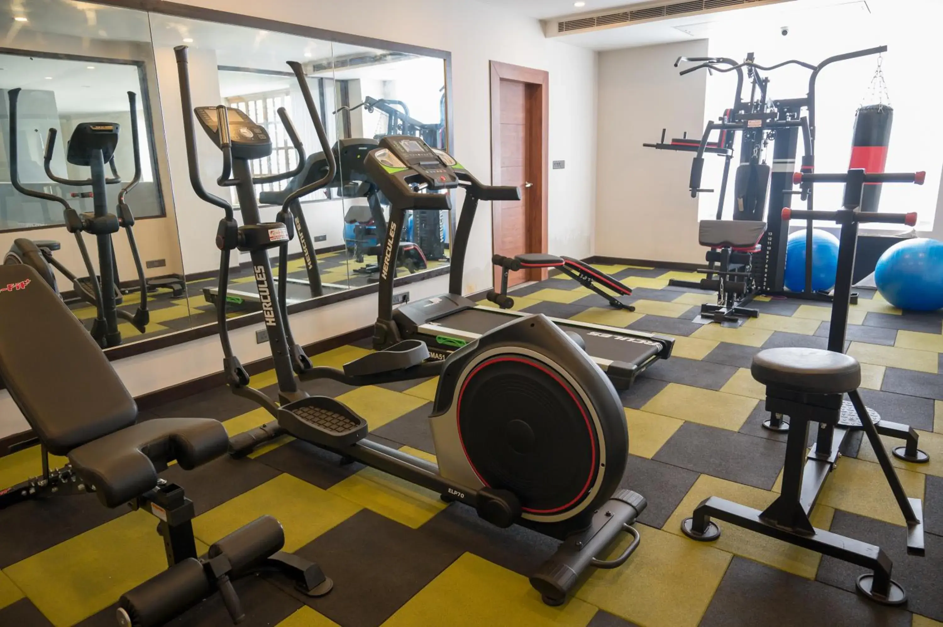 Fitness centre/facilities in Golden Retreat Fitness centre/facilities in Golden Retreat
